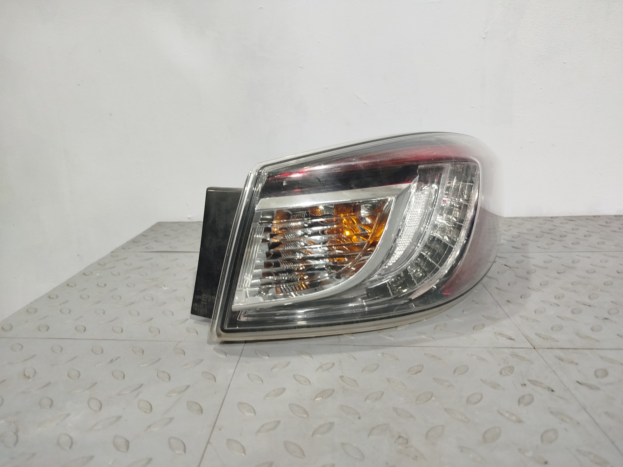 ФОНАРЬ MAZDA ПРАВЫЙ BBP351150E  TA1942