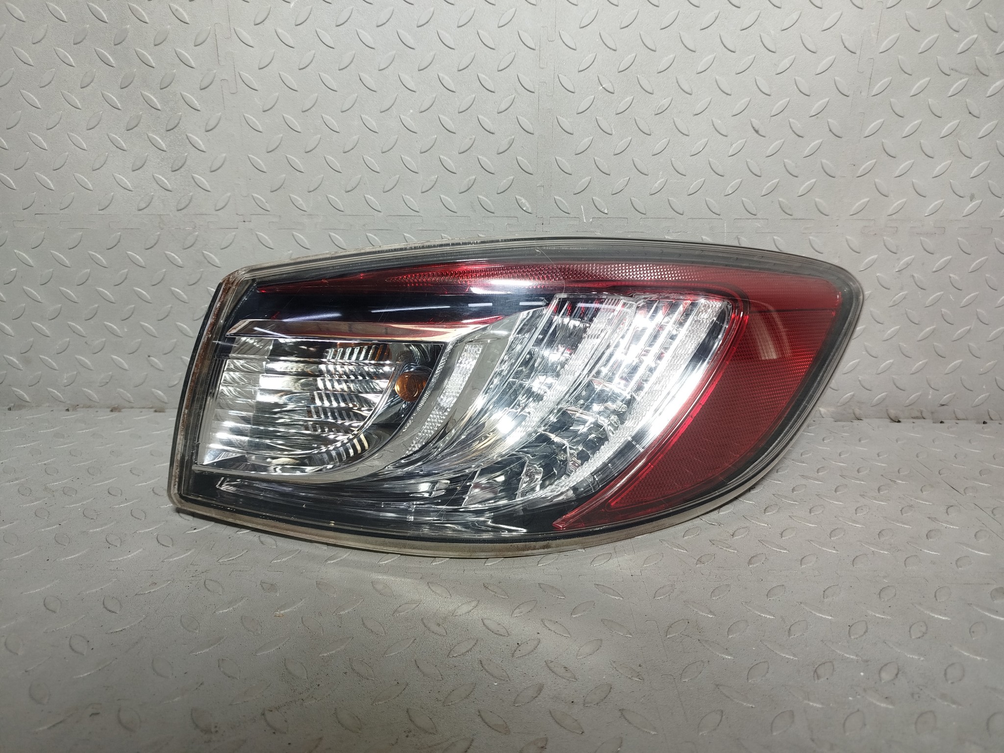 ФОНАРЬ MAZDA ПРАВЫЙ BBP351150E  NA9103