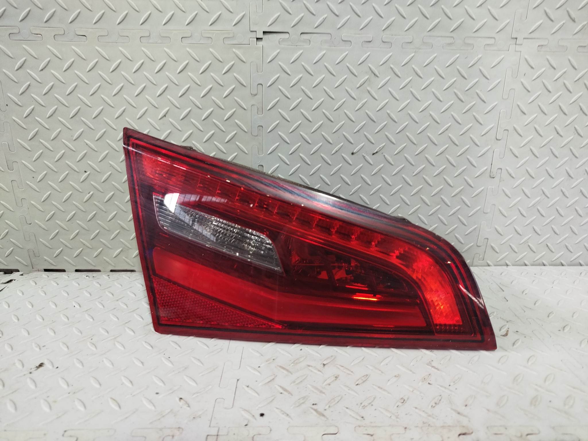 ФАЛЬШПАНЕЛЬ AUDI ЛЕВАЯ 8V4945093A NA8176Z