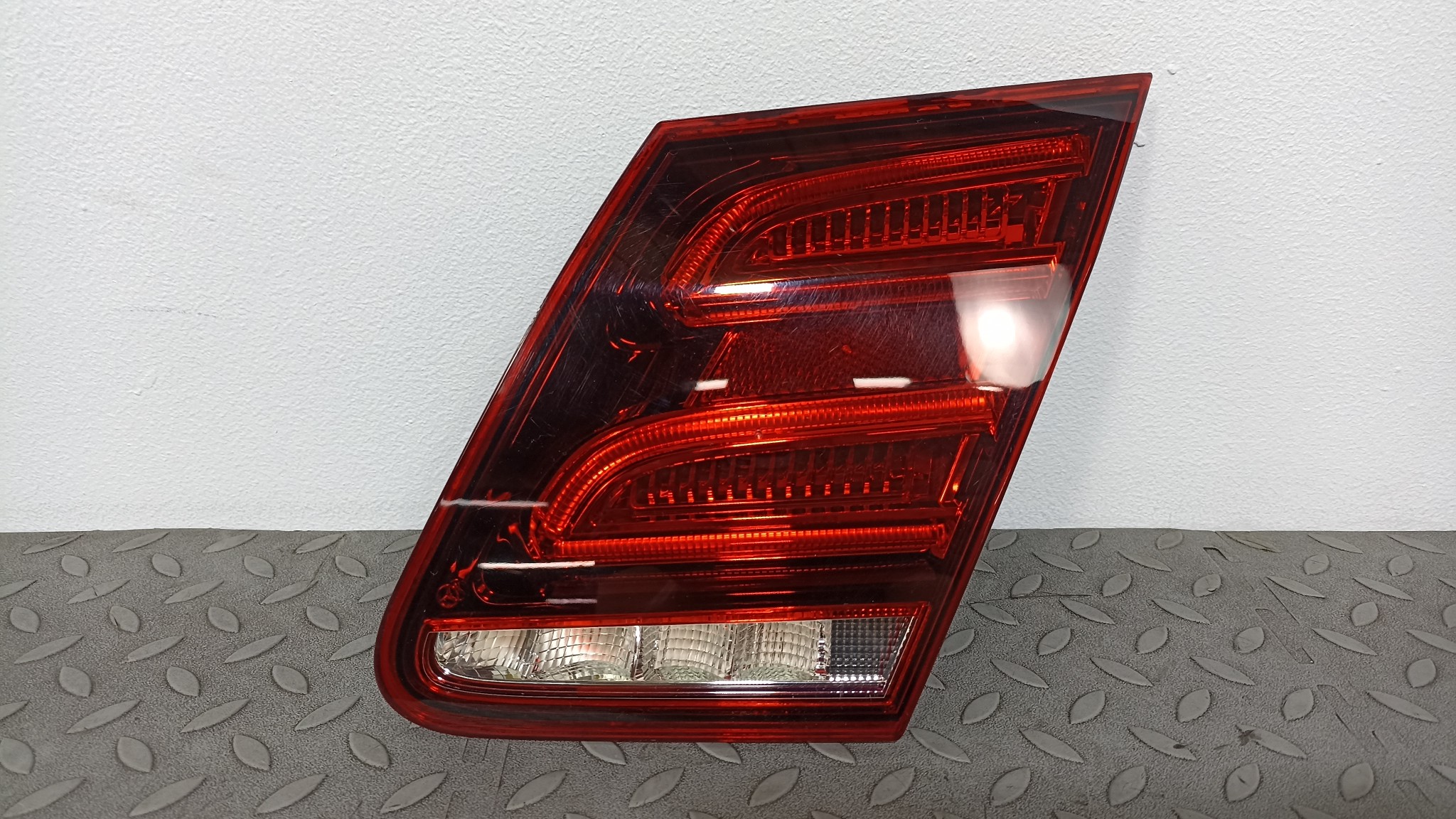 ФАЛЬШПАНЕЛЬ MERCEDES-BENZ ПРАВАЯ A2129061003 YE085