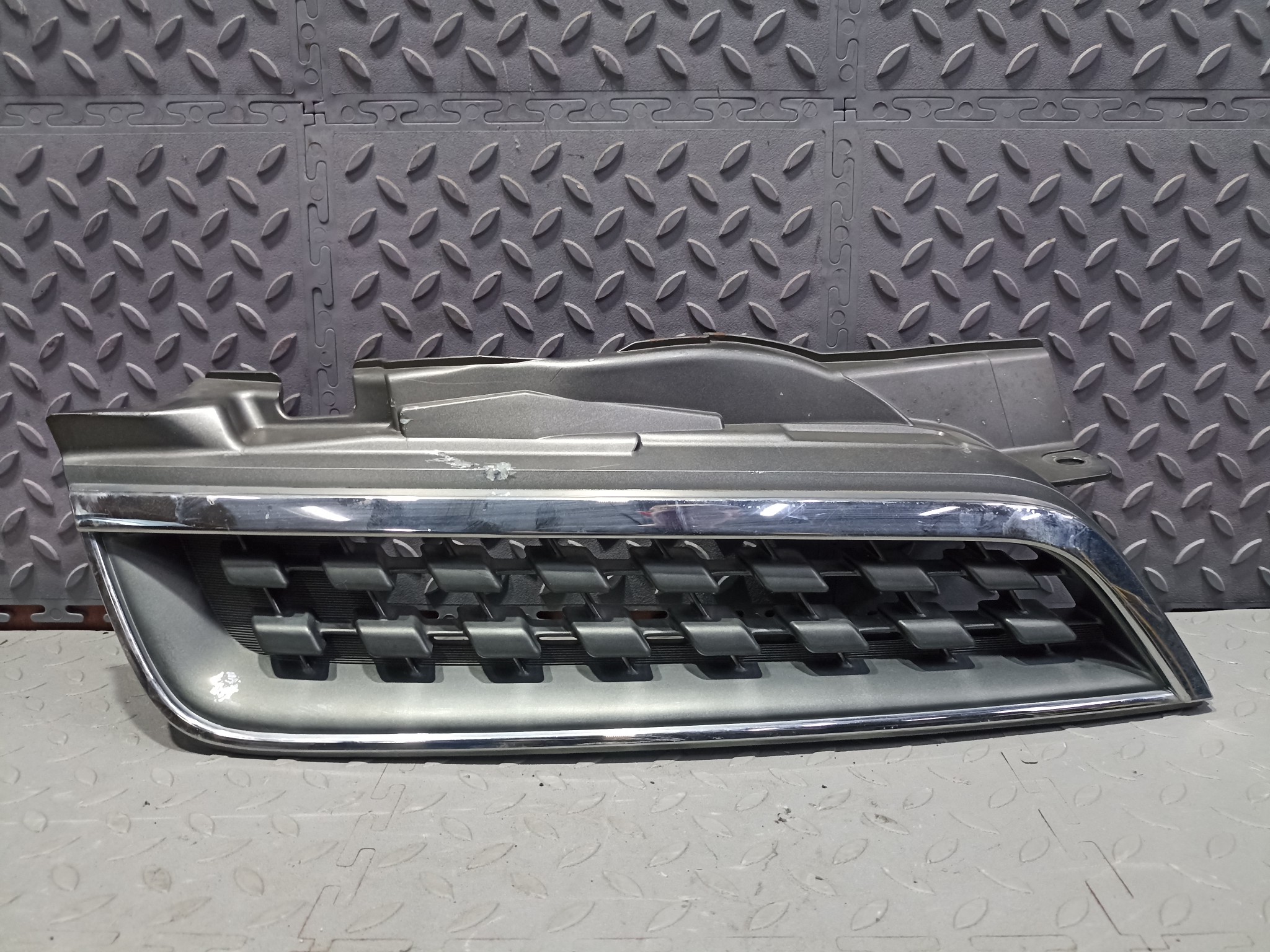 РЕШЕТКА РАДИАТОРА NISSAN ПРАВАЯ KB813Z