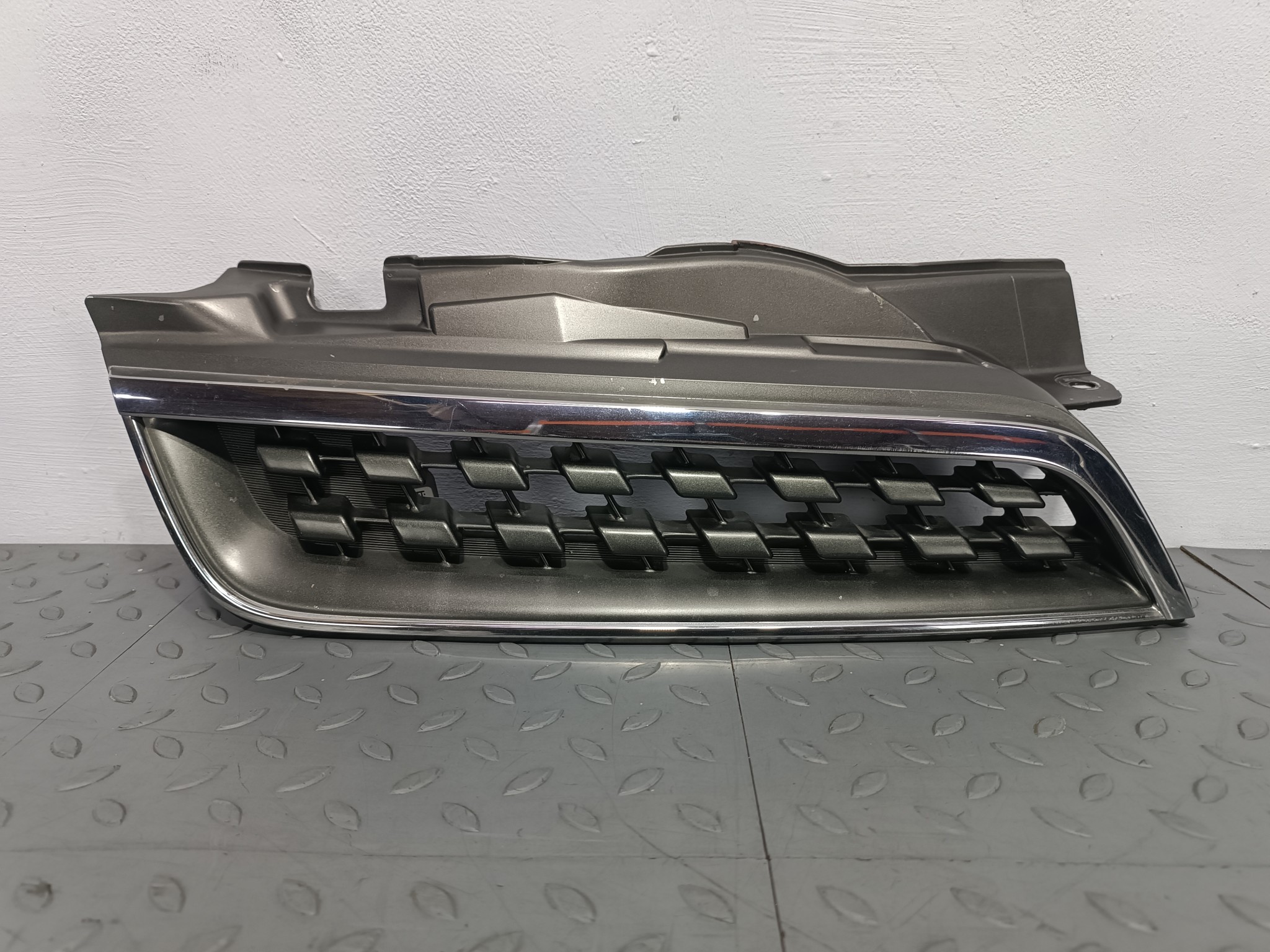 РЕШЕТКА РАДИАТОРА NISSAN ПРАВАЯ QA5974Z