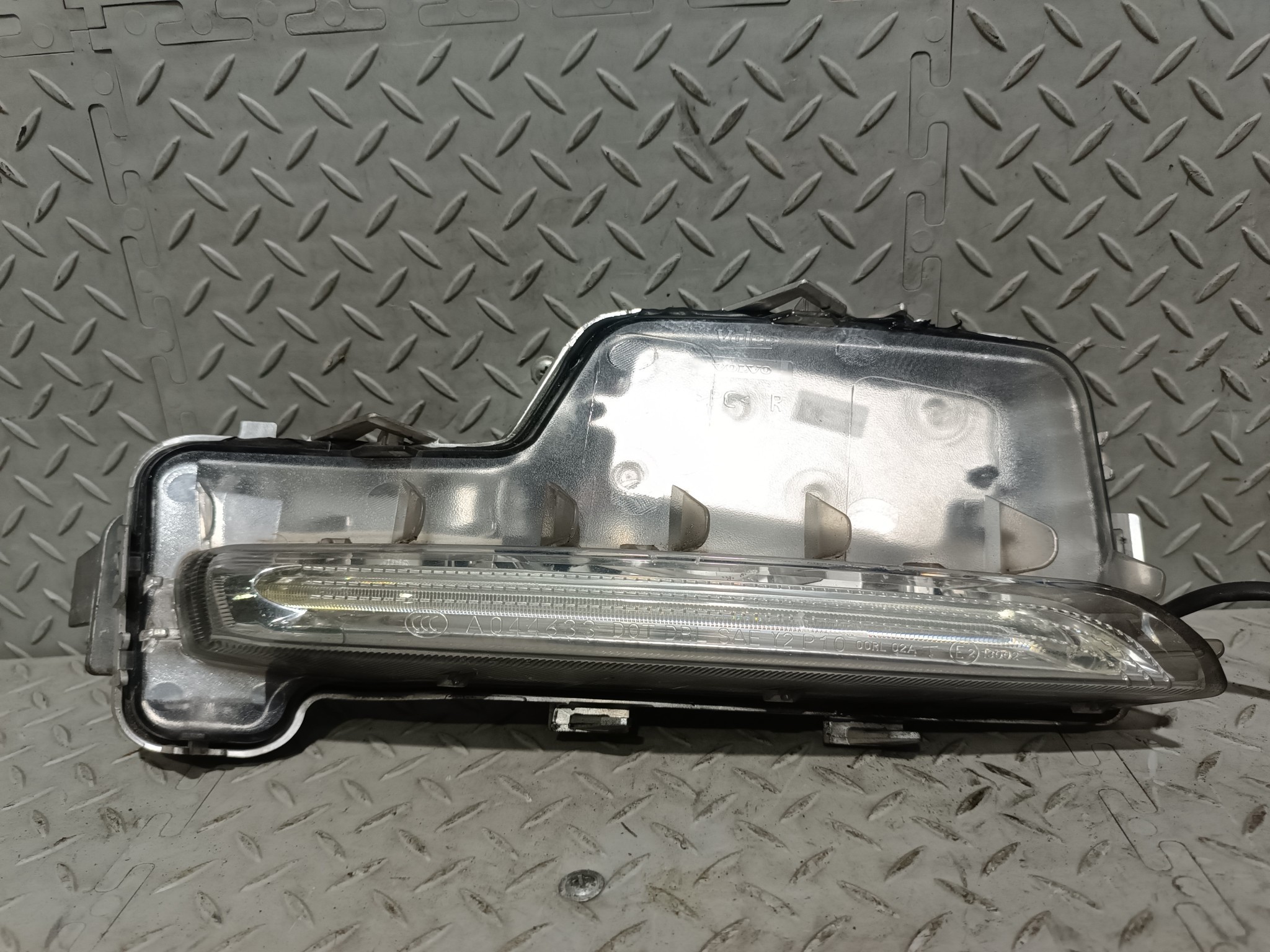 ДНЕВНЫЕ ХОДОВЫЕ ОГНИ VOLVO ПРАВЫЙ 31353290 DY718Z
