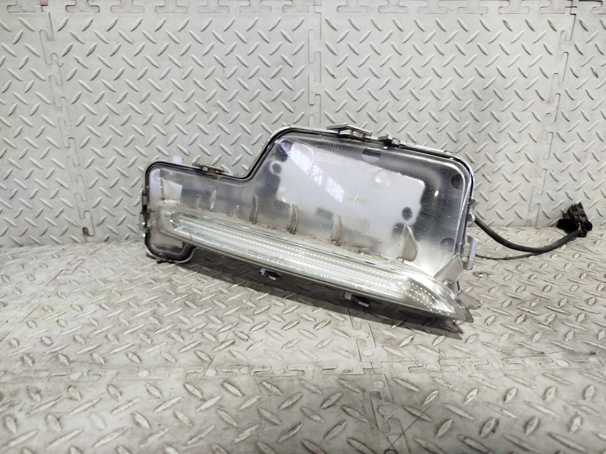 ДНЕВНЫЕ ХОДОВЫЕ ОГНИ VOLVO ПРАВЫЙ 31353290 DY717Z