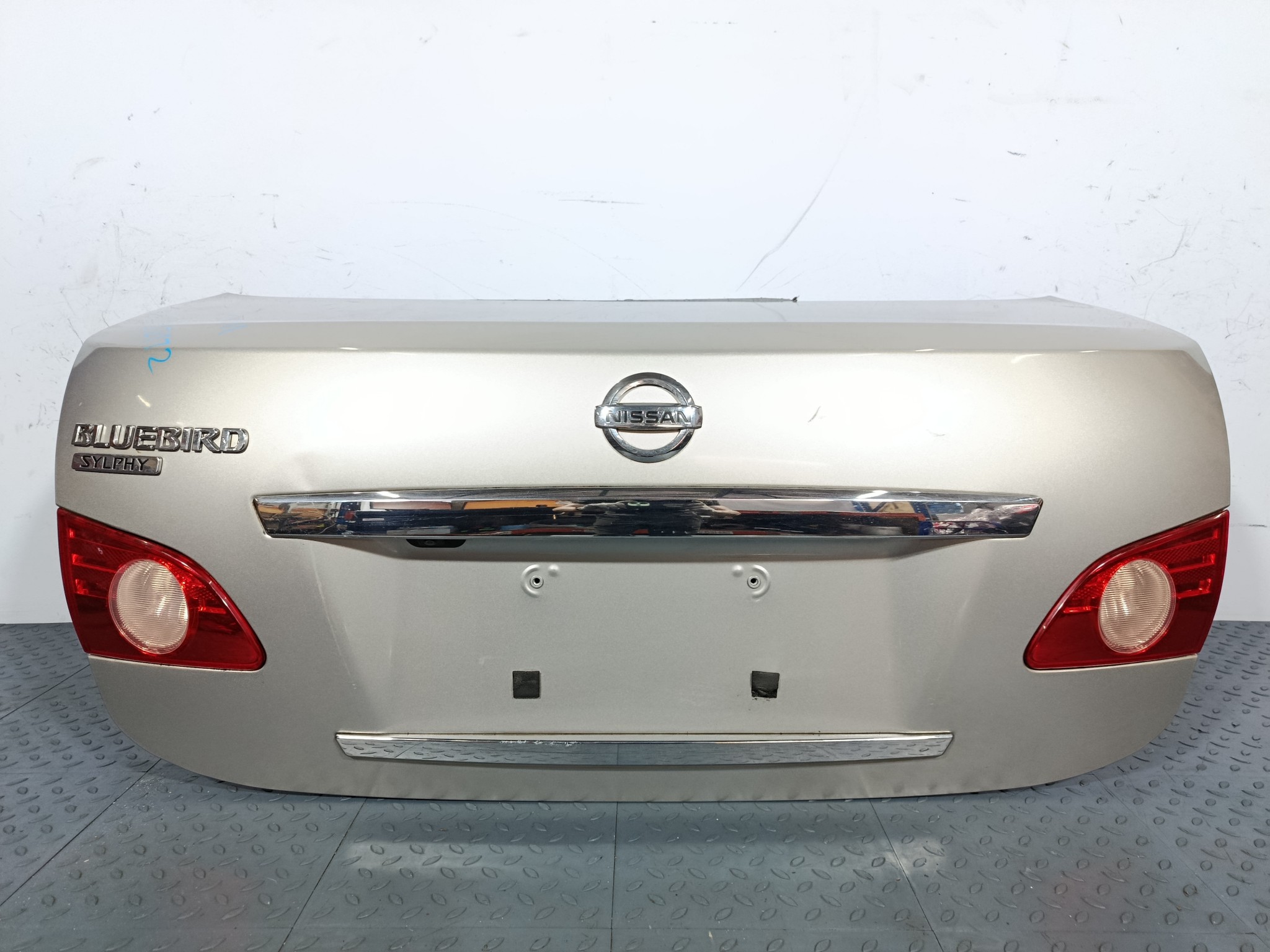 КРЫШКА БАГАЖНИКА NISSAN BLUEBIRD SYLPHY H4300EW0AM серебро, KY0 KB2172