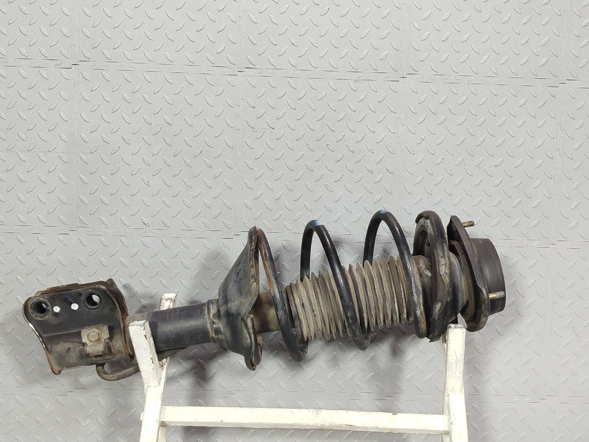 СТОЙКА ХОДОВКИ SUBARU ПЕРЕДНЯЯ ПРАВАЯ 20310AE300 FE087