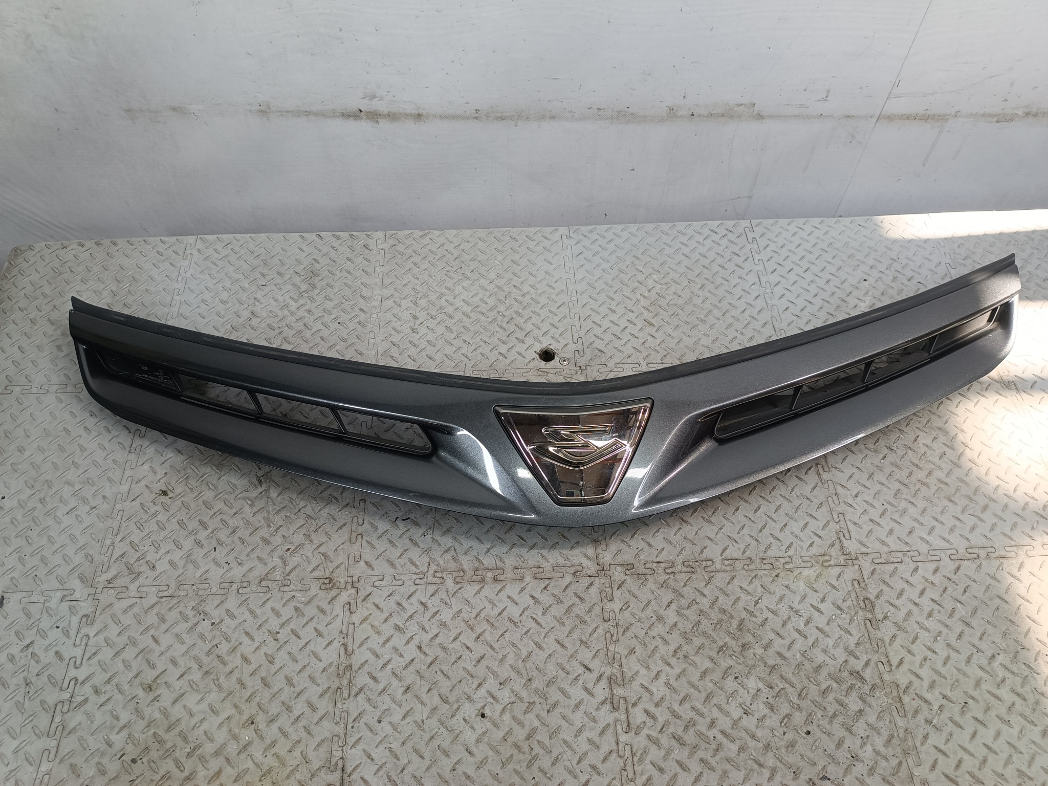 РЕШЕТКА РАДИАТОРА TOYOTA 5310128470B1  FA680