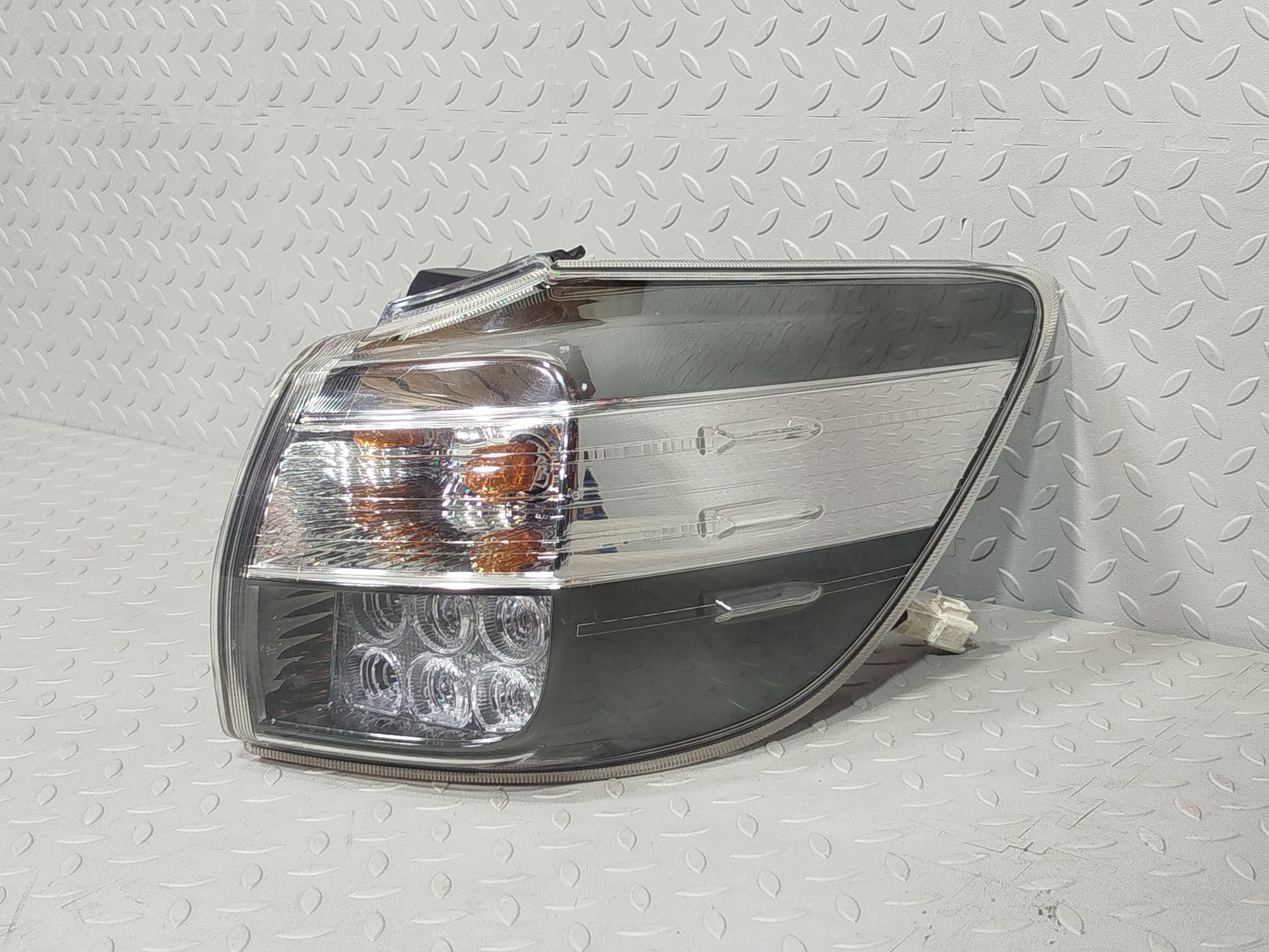 ФОНАРЬ TOYOTA ПРАВЫЙ 8155068060 YE108