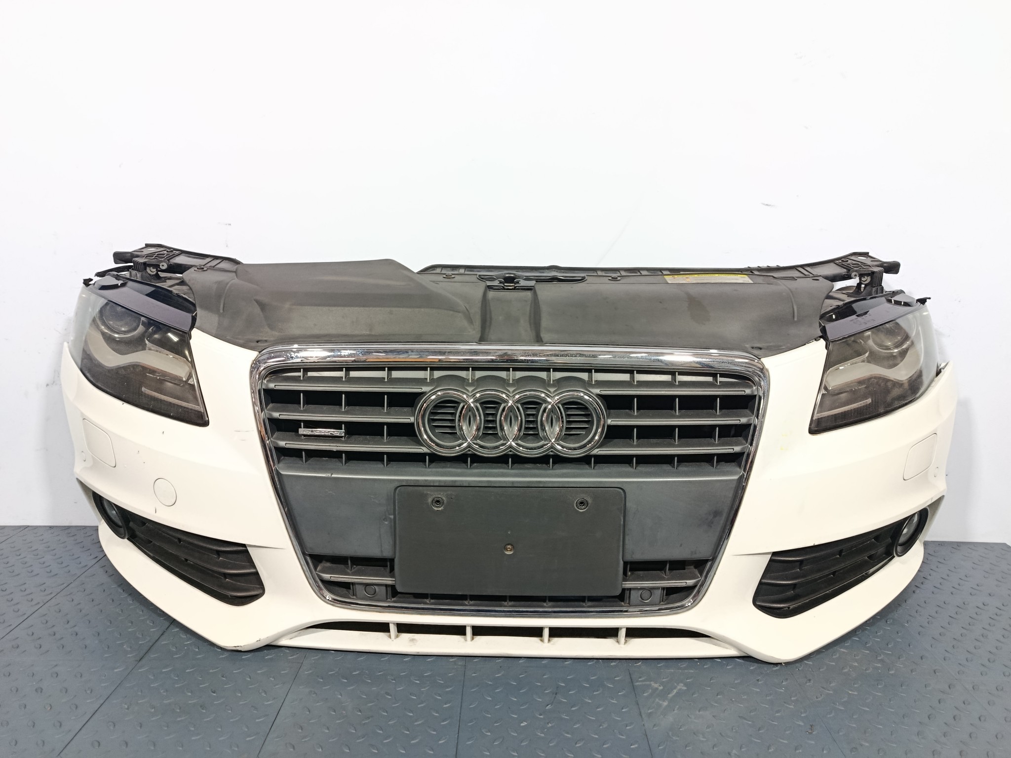 НОУСКАТ AUDI A4 8K0807105C белый F689