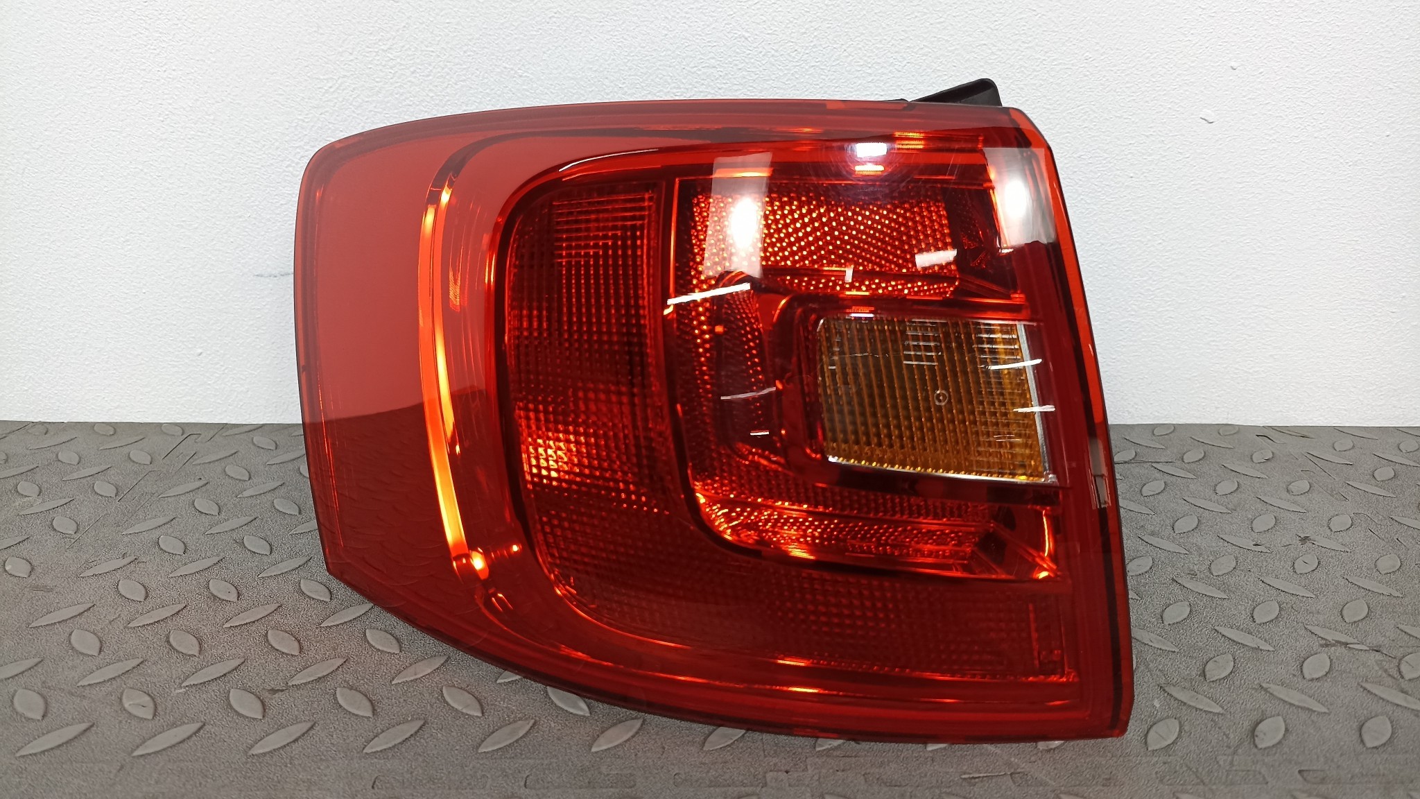 ФОНАРЬ VOLKSWAGEN ЛЕВЫЙ 5C6945095E YE063