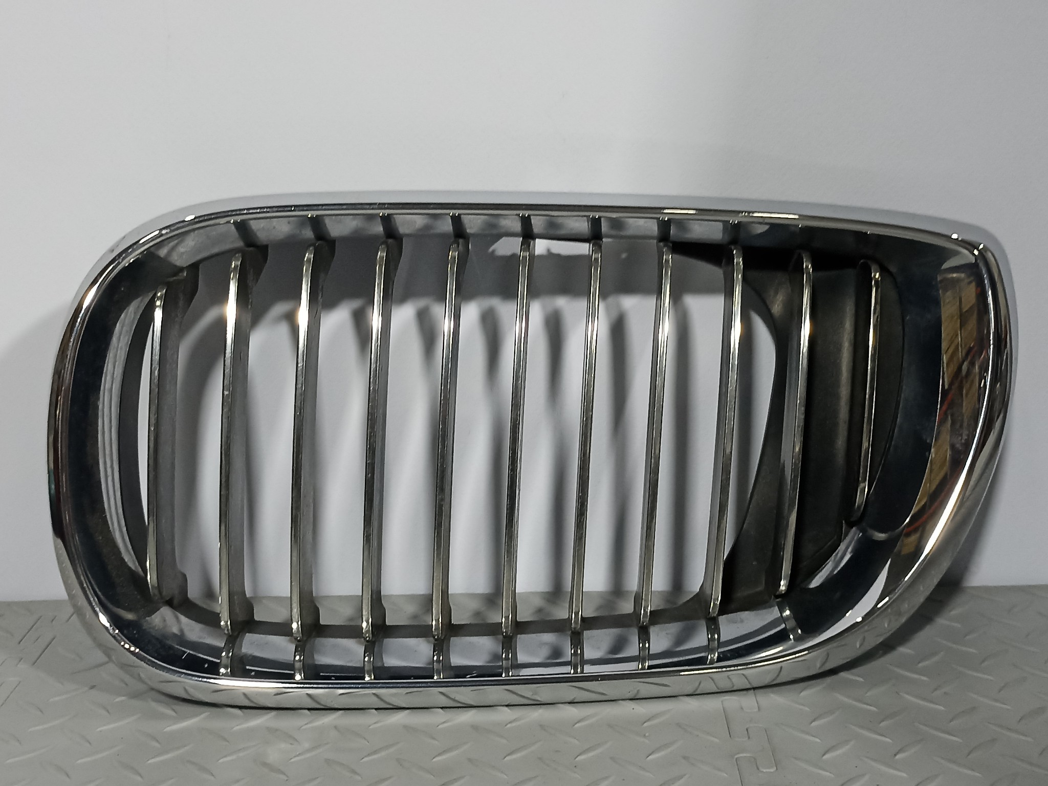 РЕШЕТКА РАДИАТОРА BMW ПРАВАЯ 51137042962 QA6516Z