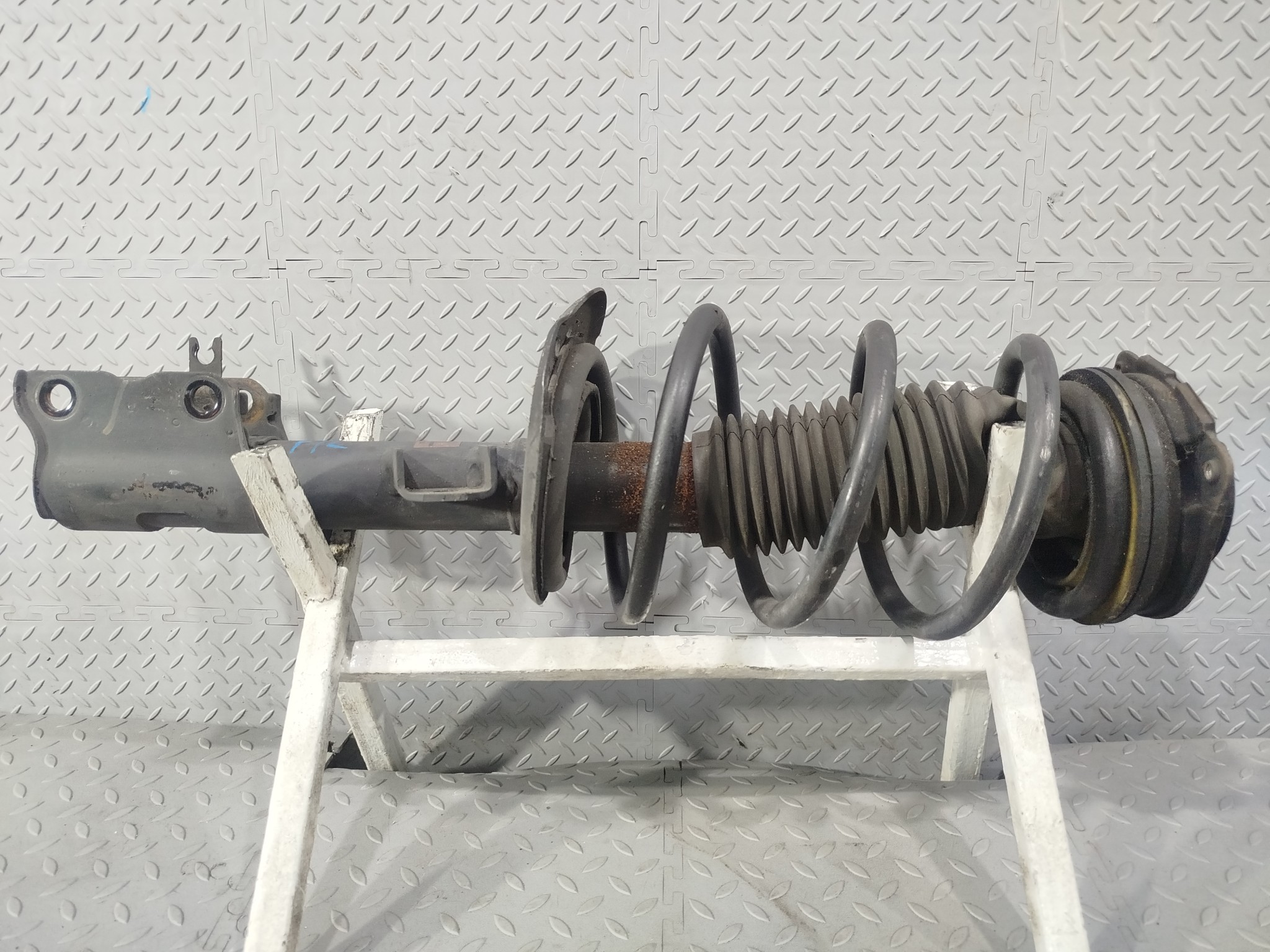СТОЙКА ХОДОВКИ NISSAN RENAULT ПЕРЕДНЯЯ ЛЕВАЯ E4303JG01A GE354