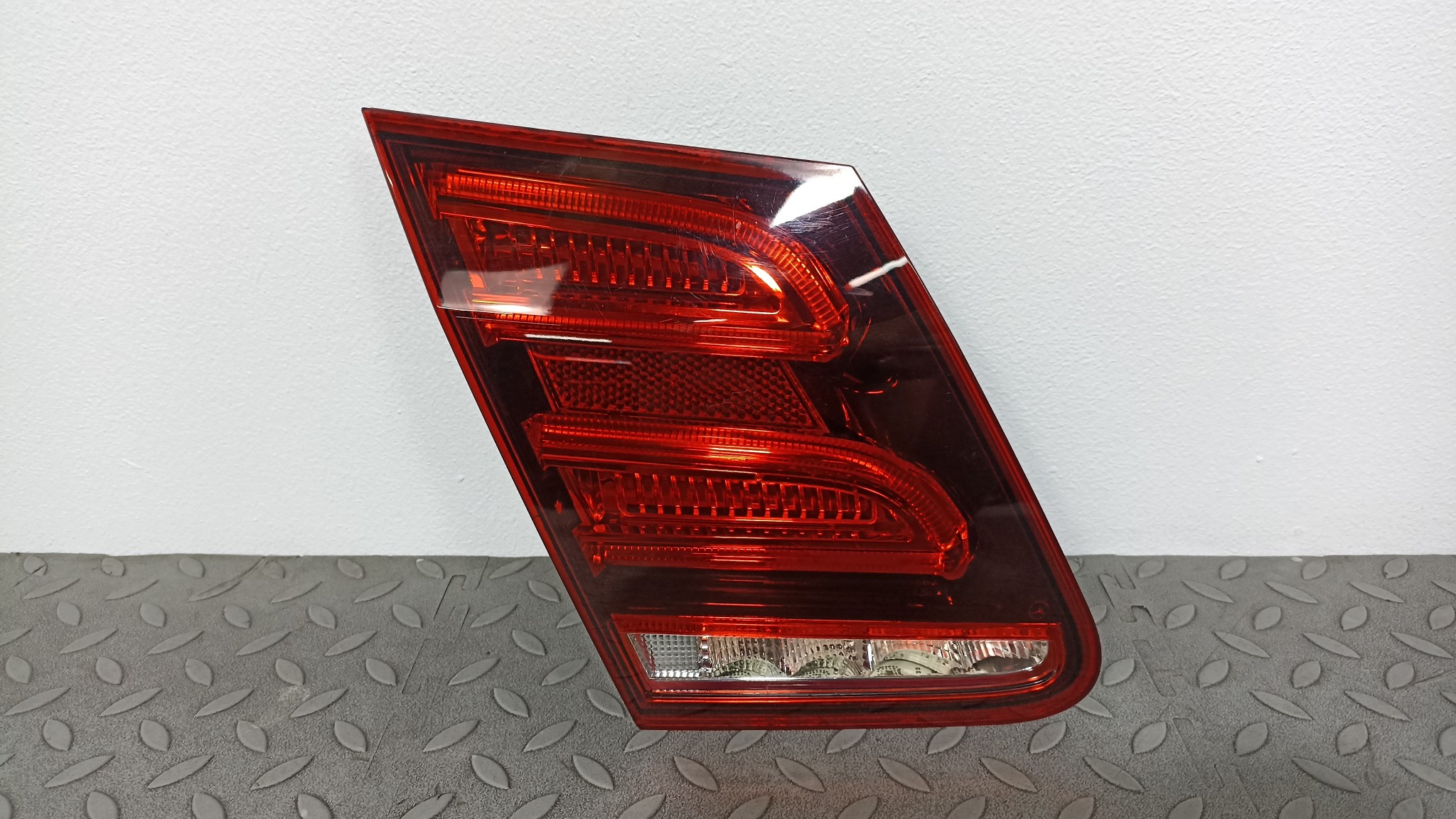 ФАЛЬШПАНЕЛЬ MERCEDES-BENZ ЛЕВАЯ A2129060903 YE085