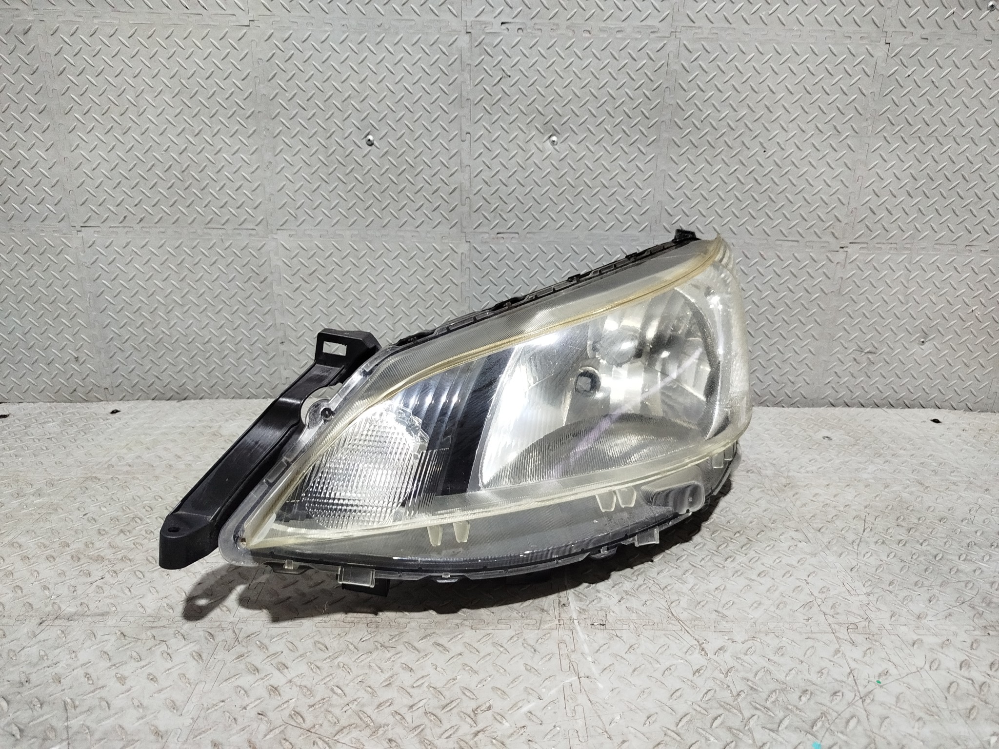 ФАРА NISSAN MITSUBISHI ЛЕВАЯ 26060JX31A  XA7074