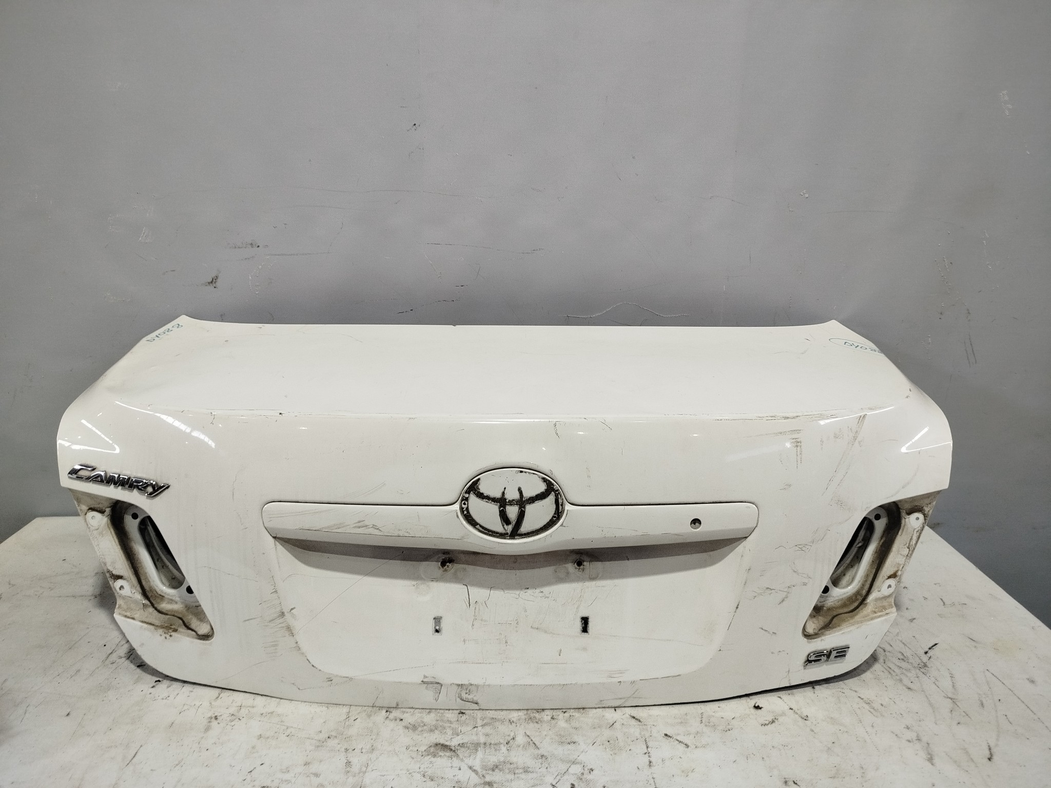 КРЫШКА БАГАЖНИКА TOYOTA DAIHATSU ALTIS CAMRY 6440133450  белый DY088