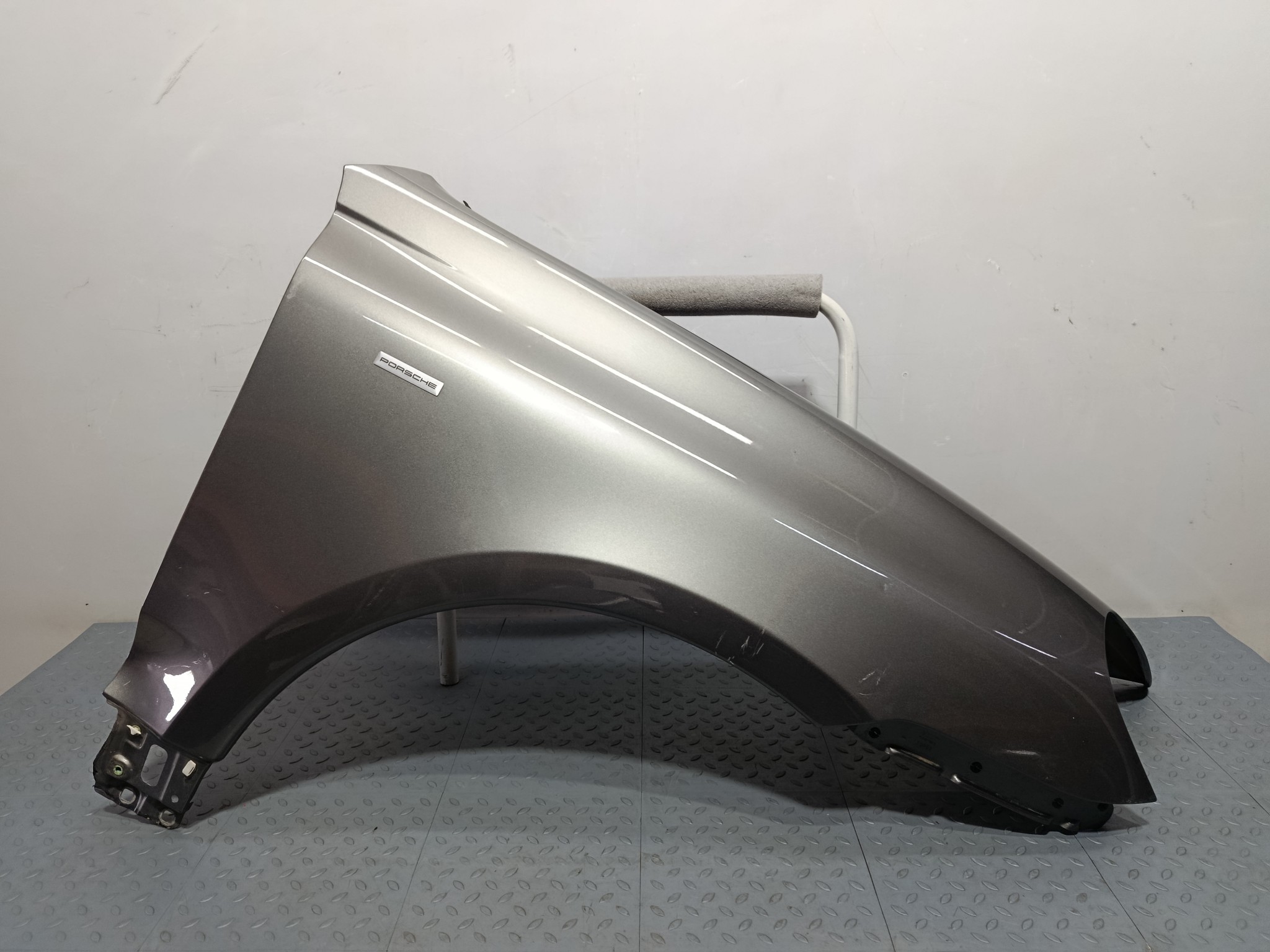 КРЫЛО PORSCHE CAYENNE 95550303202 ПЕРЕДНЕЕ ПРАВОЕ серый, LM7W S4093
