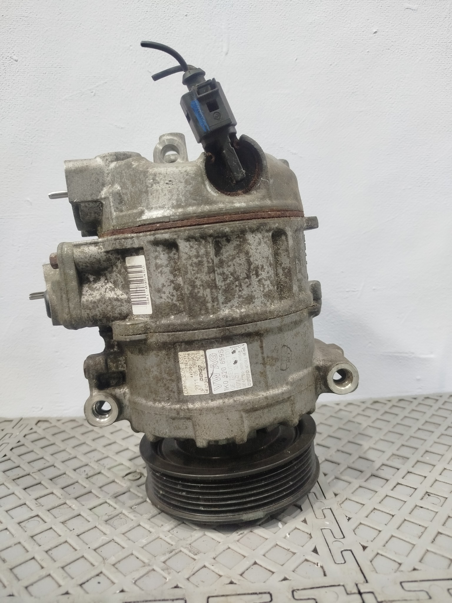 КОМПРЕССОР КОНДИЦИОНЕРА AUDI VOLKSWAGEN SEAT SKODA 1K0820803F D063