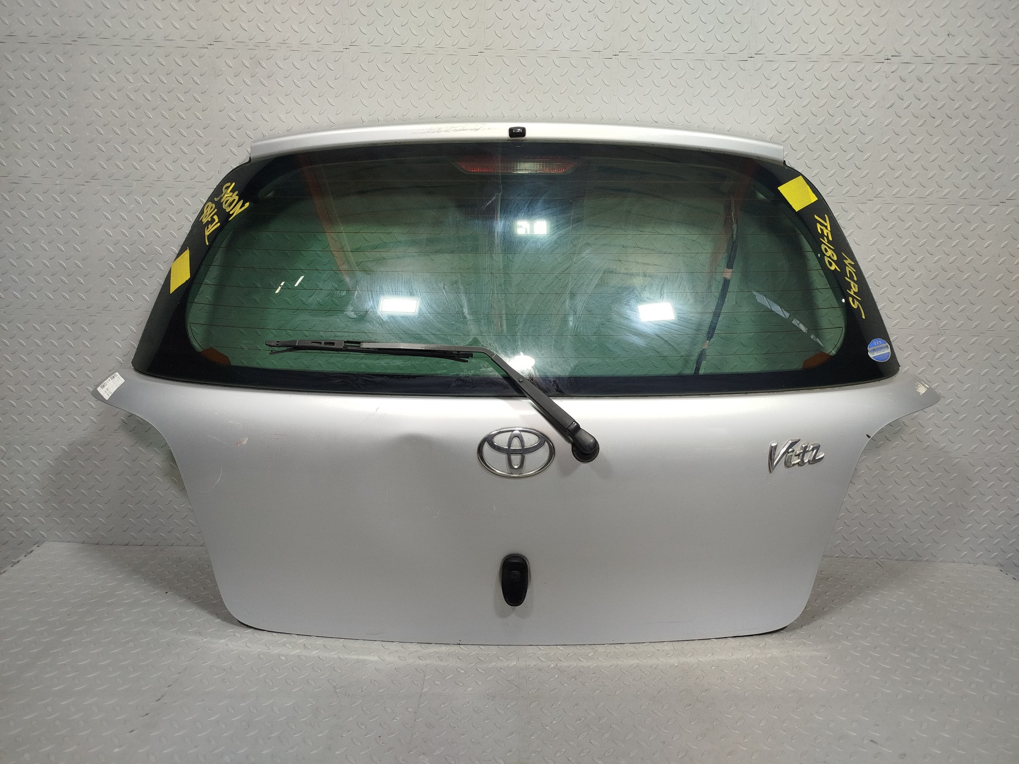 ДВЕРЬ ЗАДНЯЯ TOYOTA VITZ YARIS 6700552010 серебро, 1E7 TE186