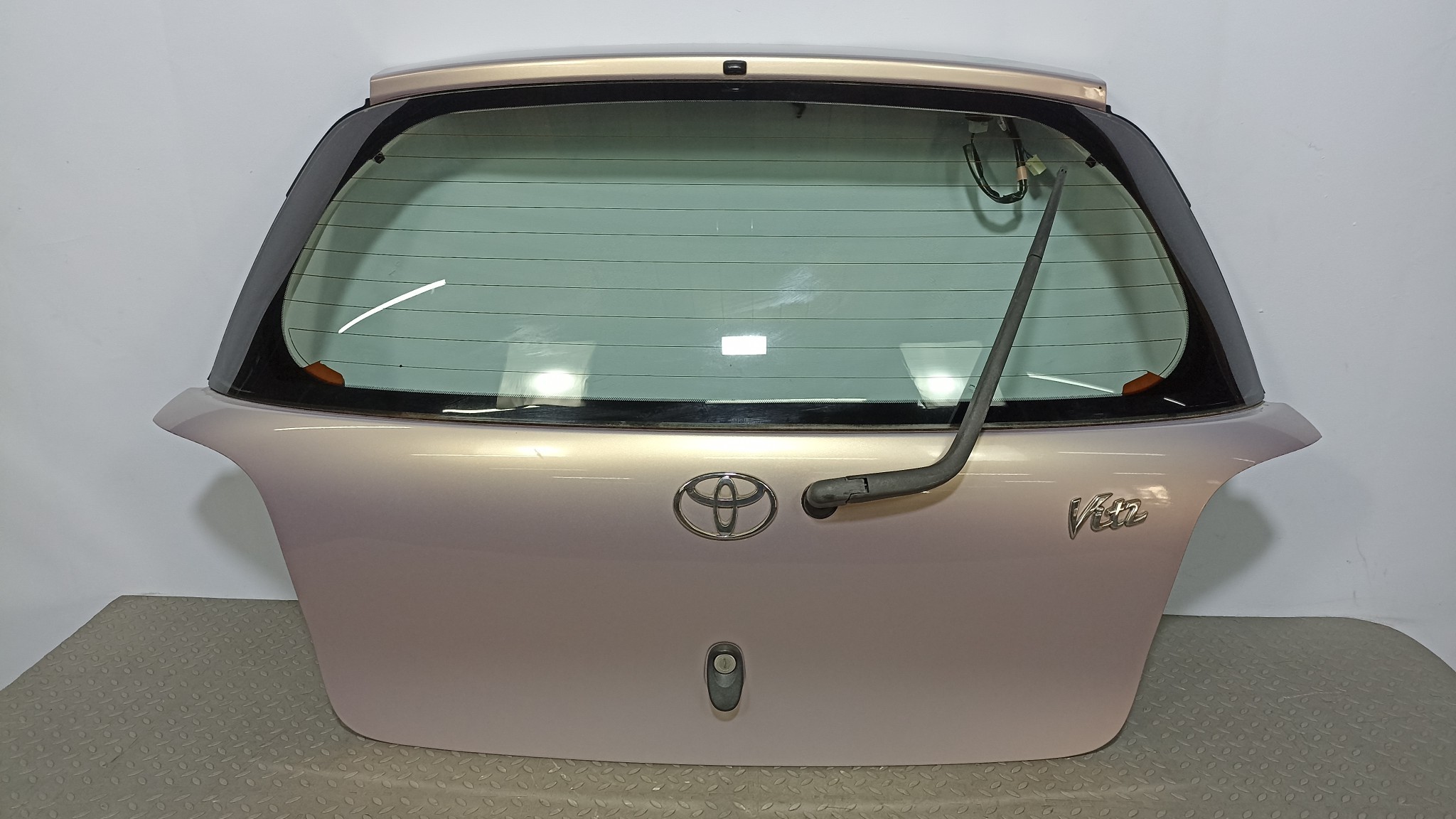 ДВЕРЬ ЗАДНЯЯ TOYOTA VITZ YARIS 6700552010 розовый, 3N7 S4380