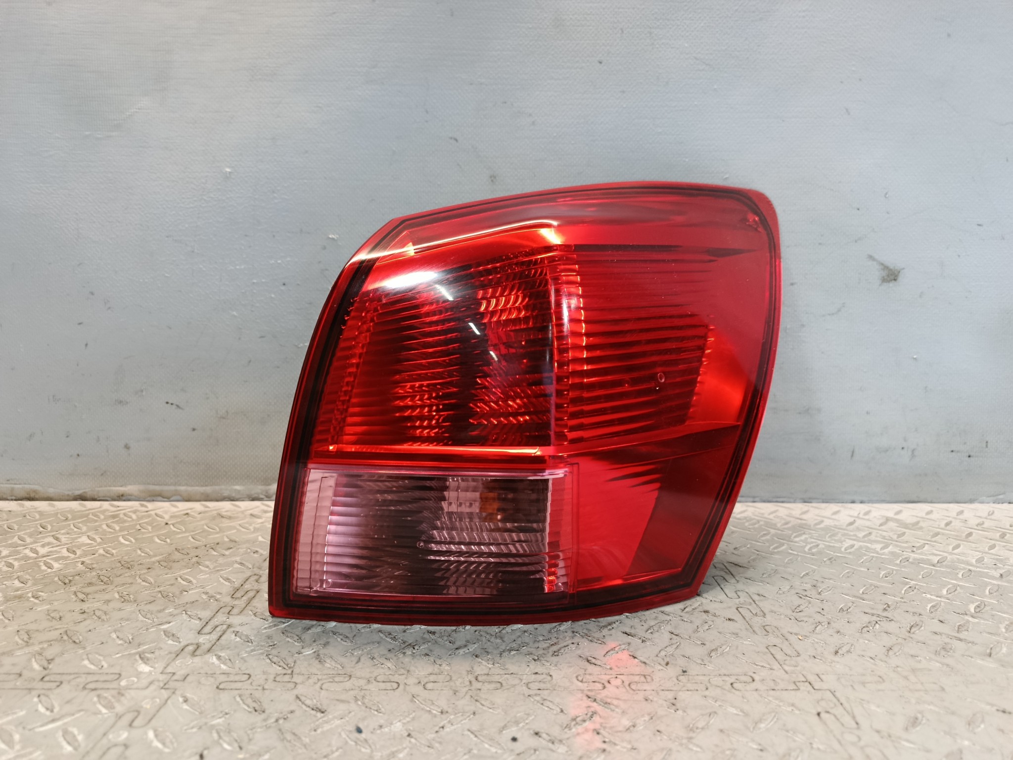 ФОНАРЬ NISSAN ПРАВЫЙ 26550JD000 XE377