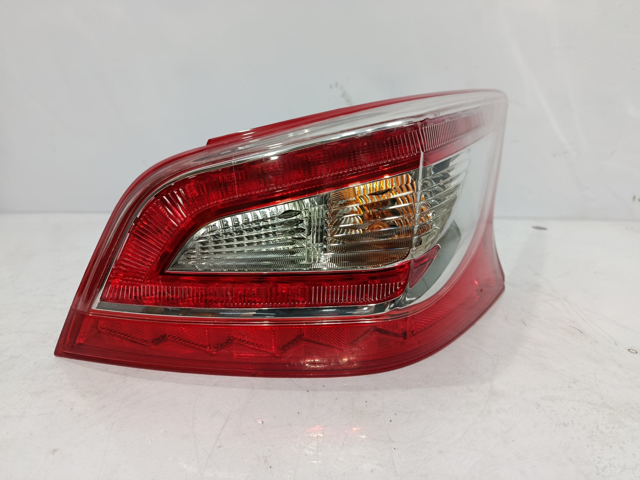 ФОНАРЬ NISSAN ПРАВЫЙ 265503TS0A  FA810
