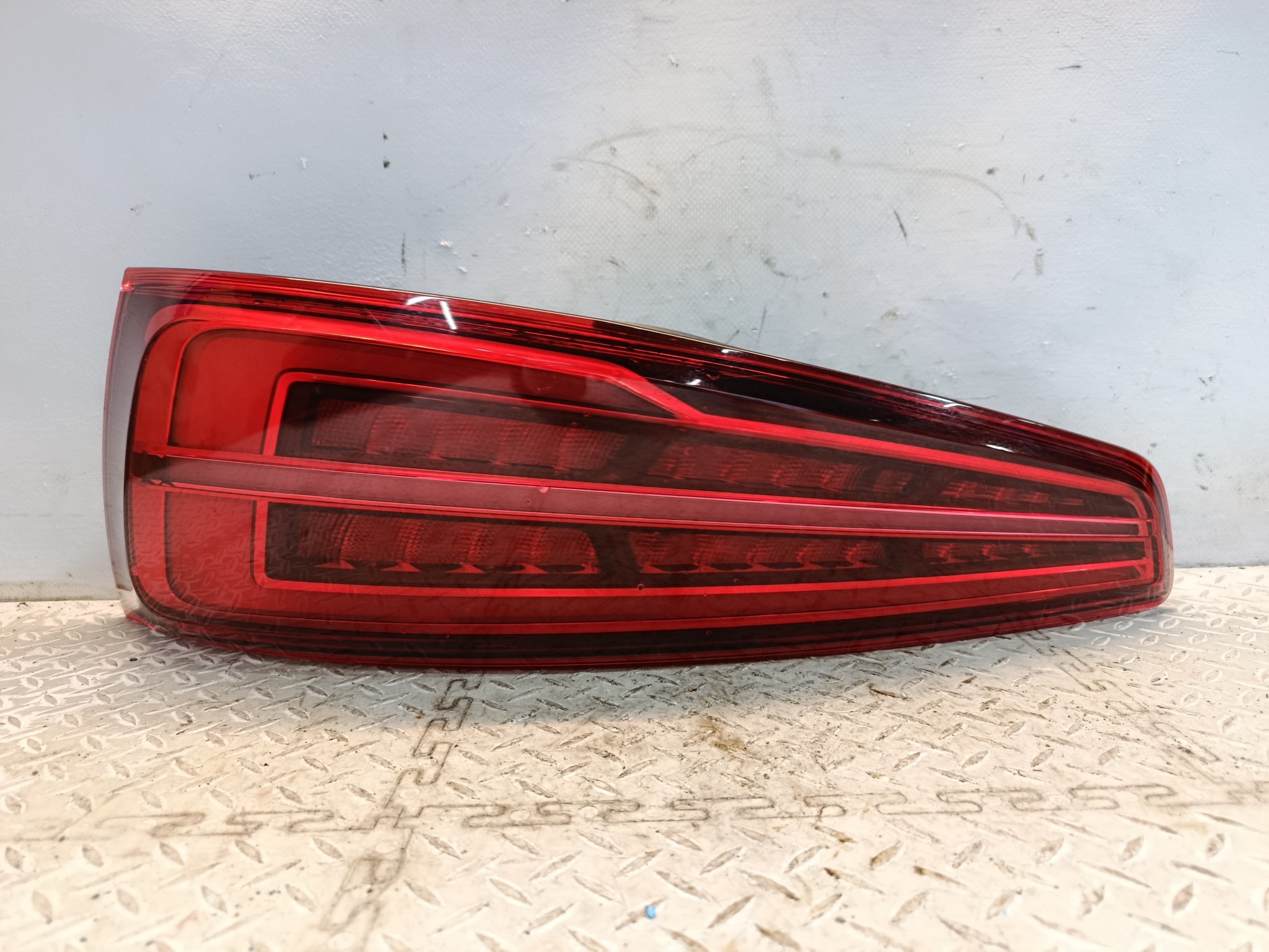 ФОНАРЬ AUDI ПРАВЫЙ 8U0945094M YA029