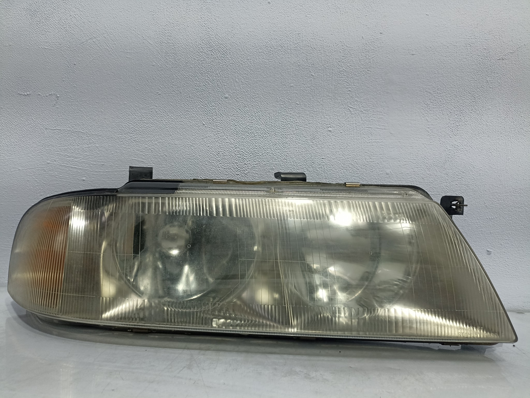 ФАРА MITSUBISHI ПРАВАЯ MR496378 FA1097Z