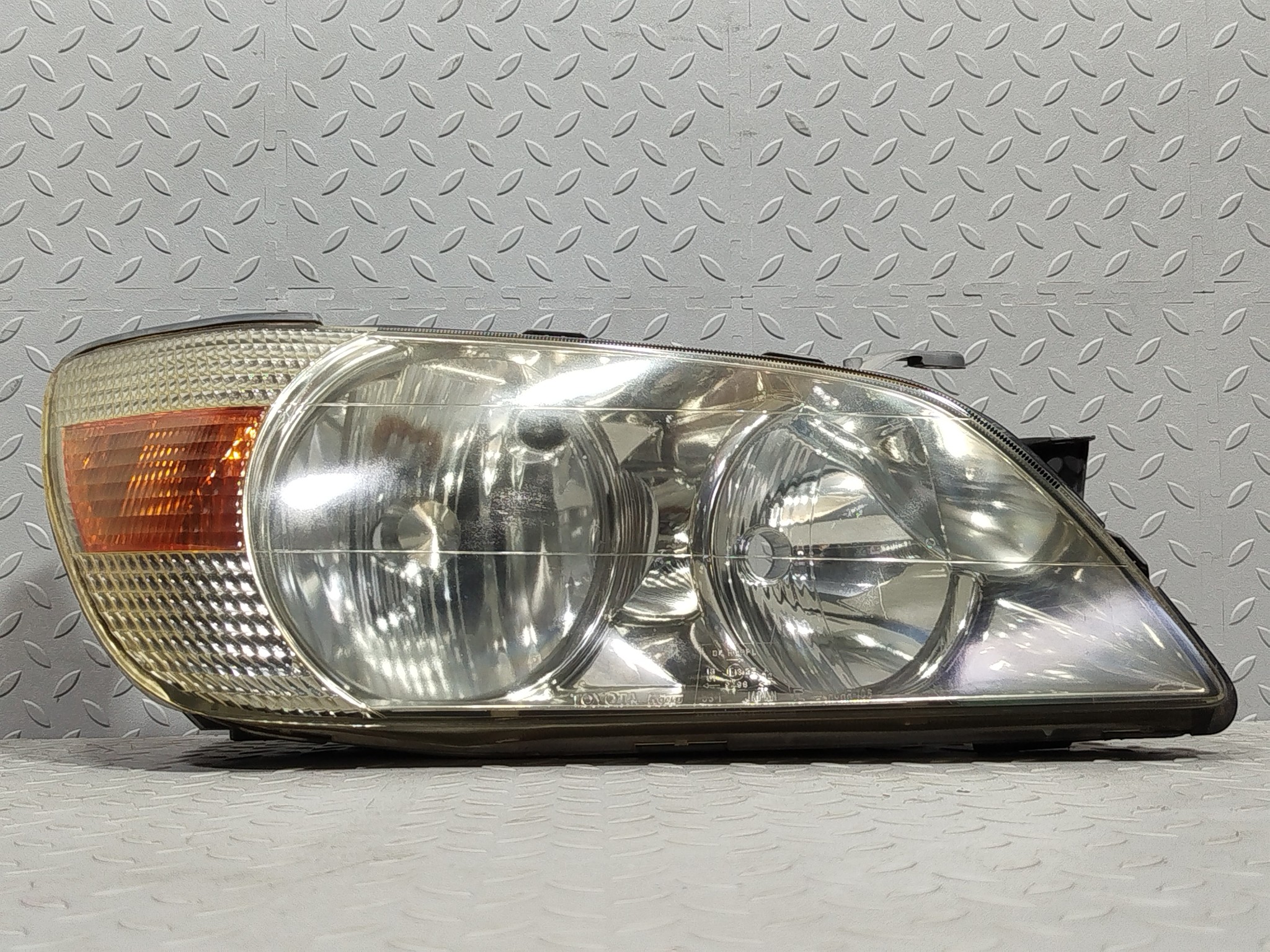 ФАРА TOYOTA LEXUS ПРАВАЯ 8111053070  DY413Z