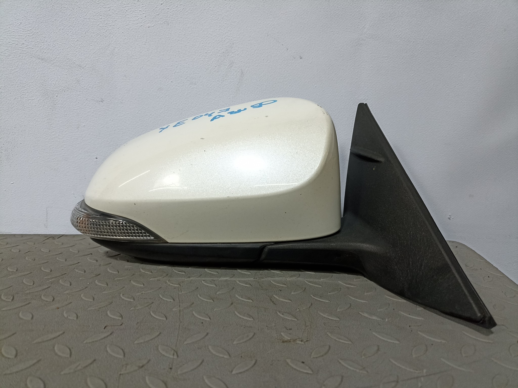 ЗЕРКАЛО TOYOTA DAIHATSU ALTIS CAMRY ПРАВОЕ 8791033A60 белый, 070 YE047Z