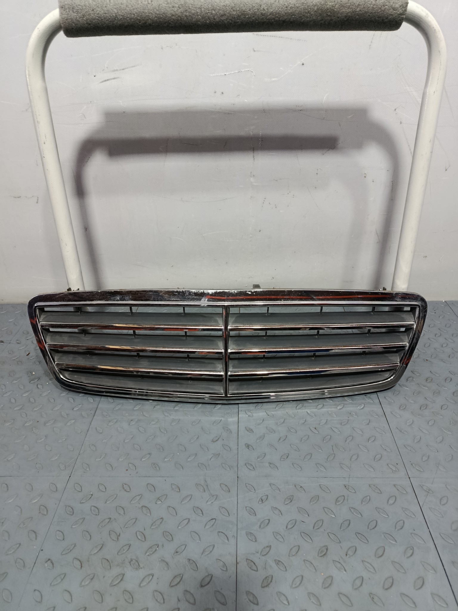 РЕШЕТКА РАДИАТОРА MERCEDES-BENZ A20388002237246 S4011Z