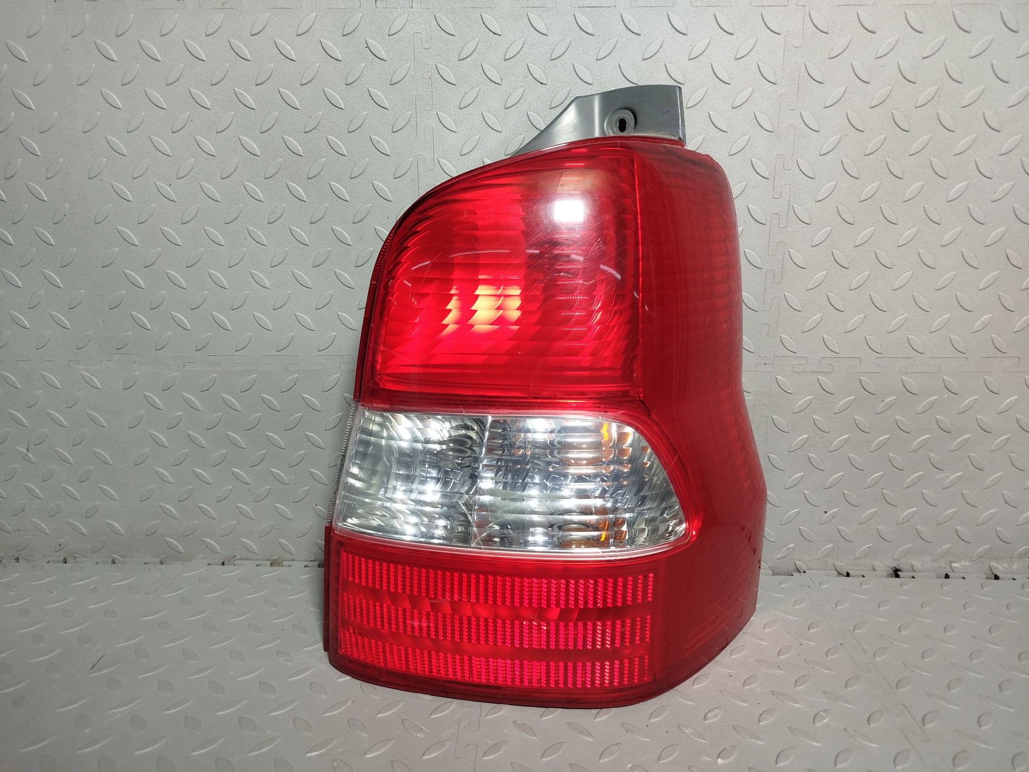 ФОНАРЬ MAZDA FORD ПРАВЫЙ D26751150B NA8811