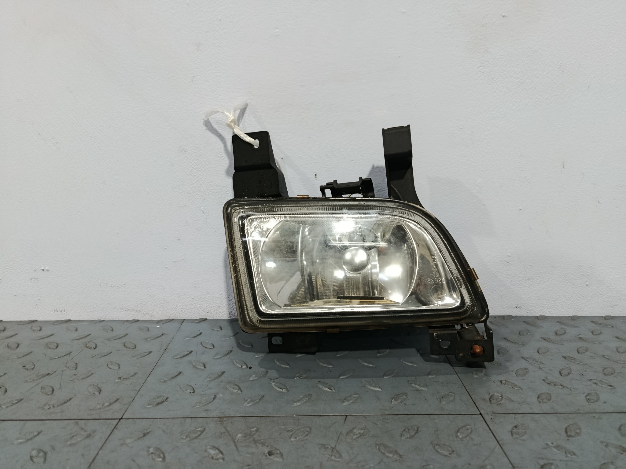 ТУМАНКА MAZDA FORD ПРАВАЯ B25G51680C DY870Z