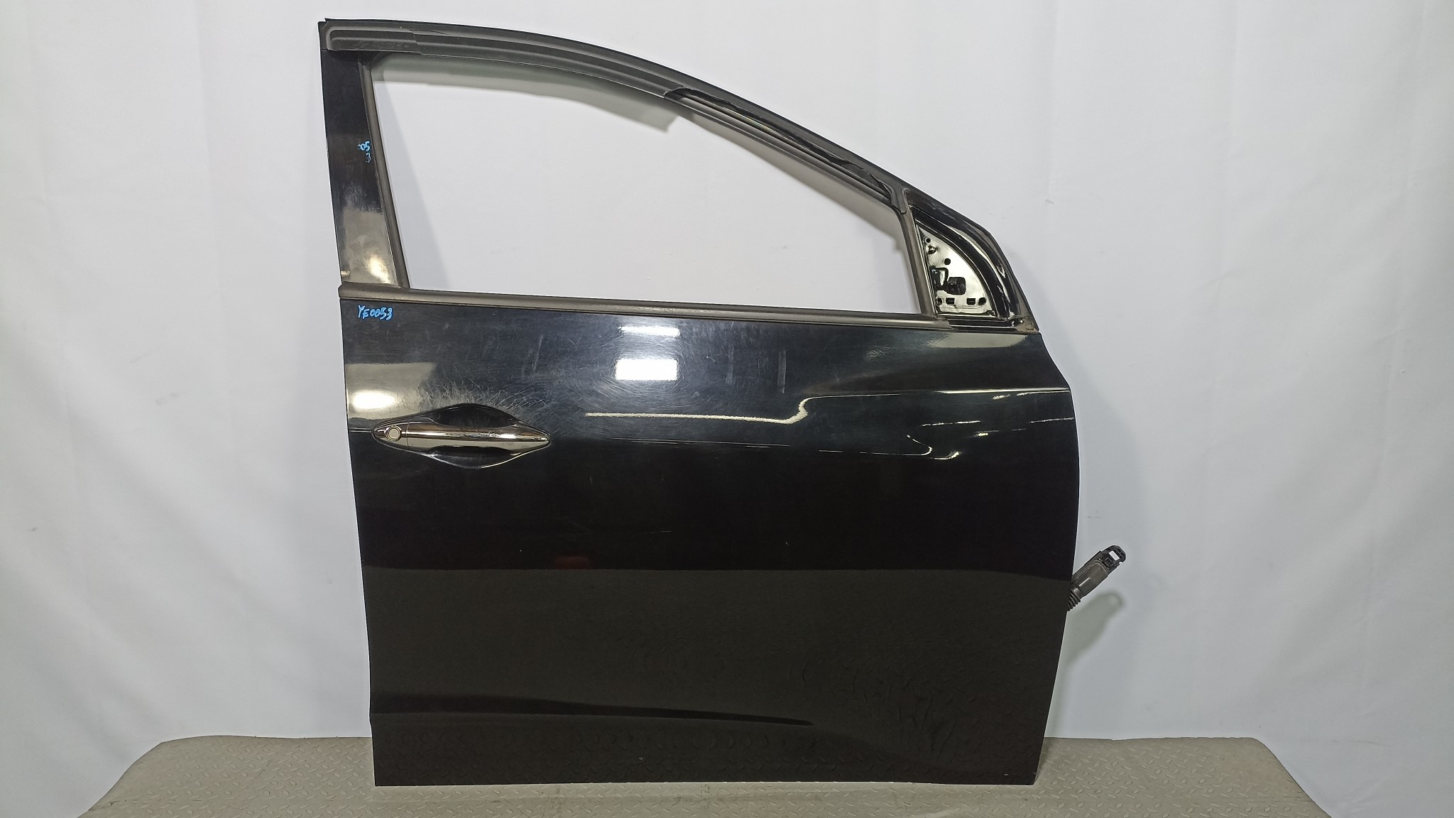 ДВЕРЬ HYUNDAI IX35 TUCSON 760042S000 ПЕРЕДНЯЯ ПРАВАЯ черный YE053