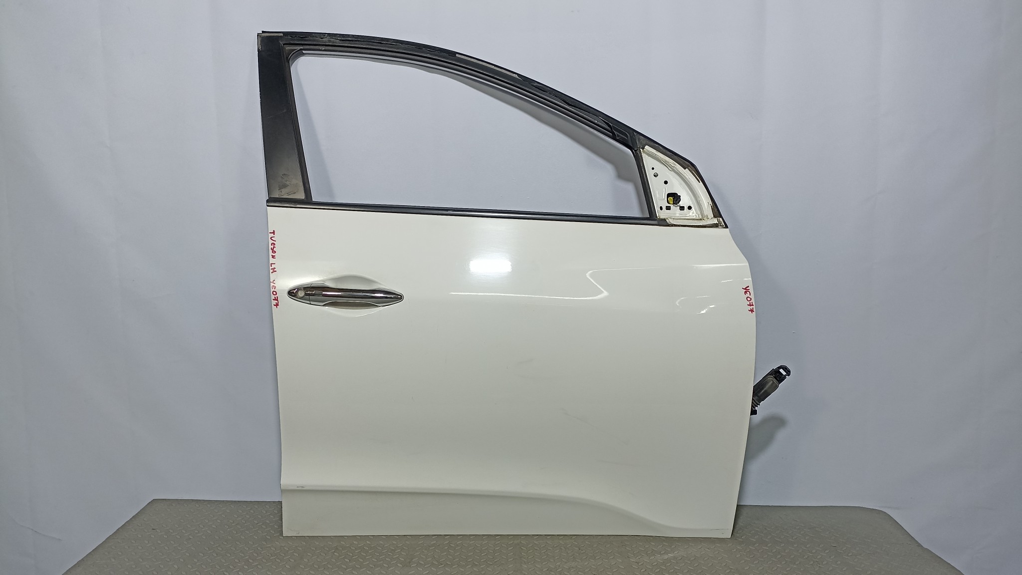 ДВЕРЬ HYUNDAI IX35 TUCSON 760042S000 ПЕРЕДНЯЯ ПРАВАЯ белый YE077