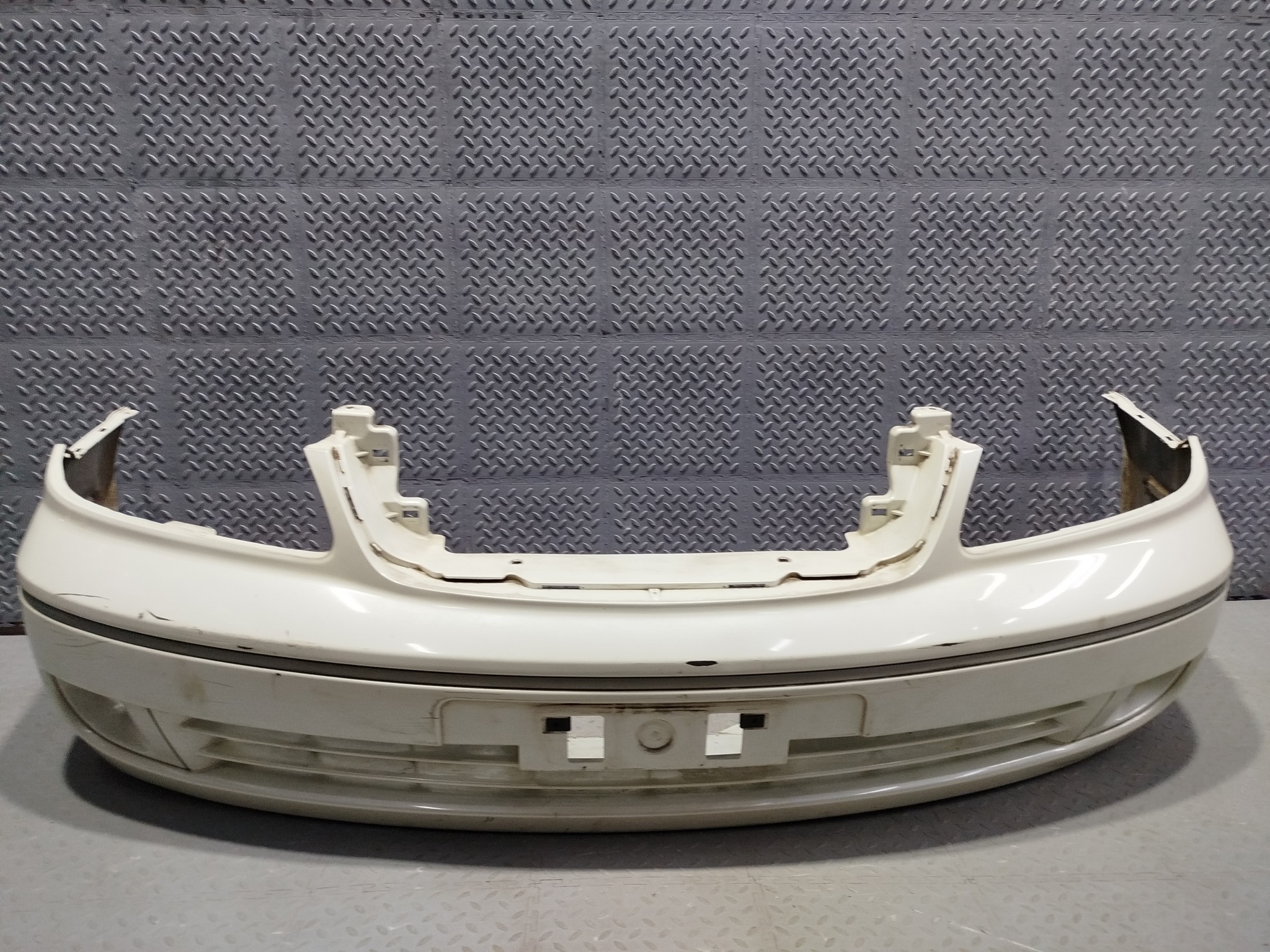 БАМПЕР NISSAN BLUEBIRD SYLPHY F20226N6MD ПЕРЕДНИЙ белый F616Z
