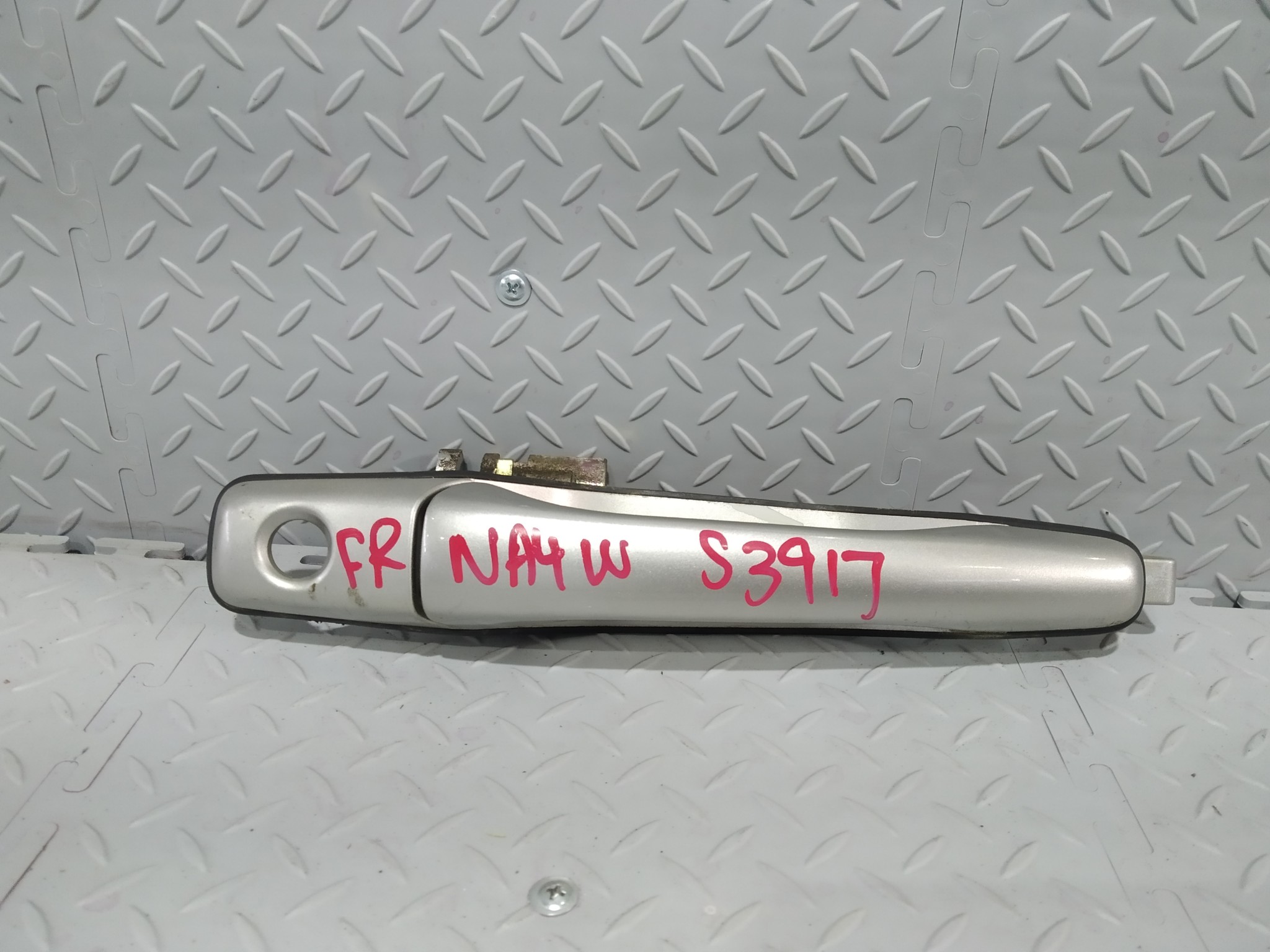 РУЧКА ДВЕРИ ВНЕШНЯЯ MITSUBISHI ПЕРЕДНЯЯ ПРАВАЯ MR970248  серебро, A17 S3917