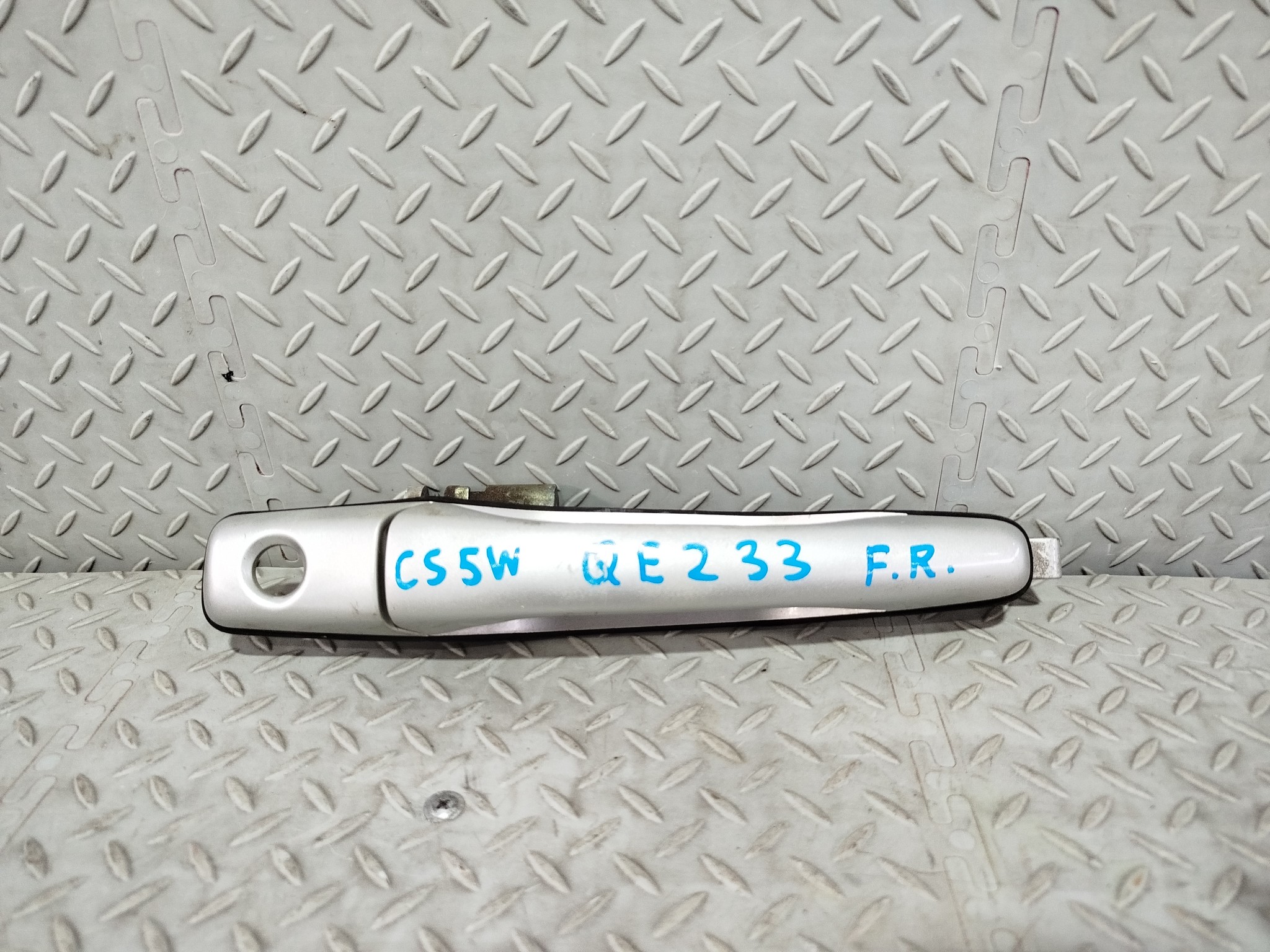 РУЧКА ДВЕРИ ВНЕШНЯЯ MITSUBISHI ПЕРЕДНЯЯ ПРАВАЯ MR970248  серебро, A69 QE233