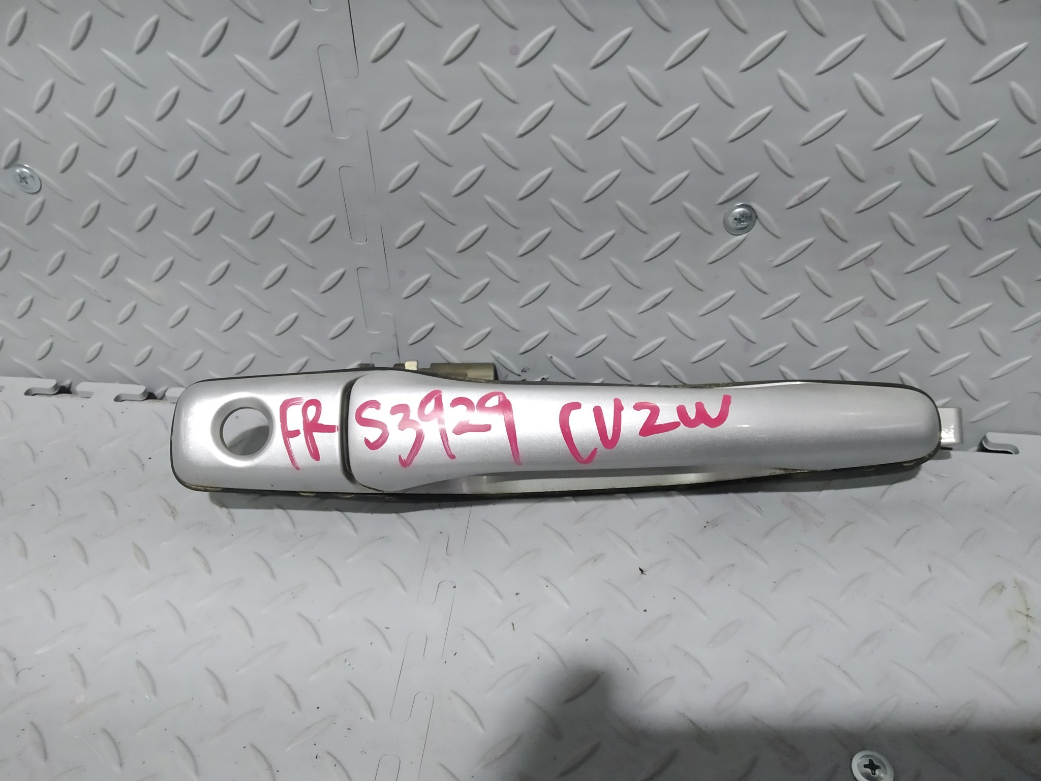 РУЧКА ДВЕРИ ВНЕШНЯЯ MITSUBISHI ПЕРЕДНЯЯ ПРАВАЯ MR970248  серебро, A69 S3929