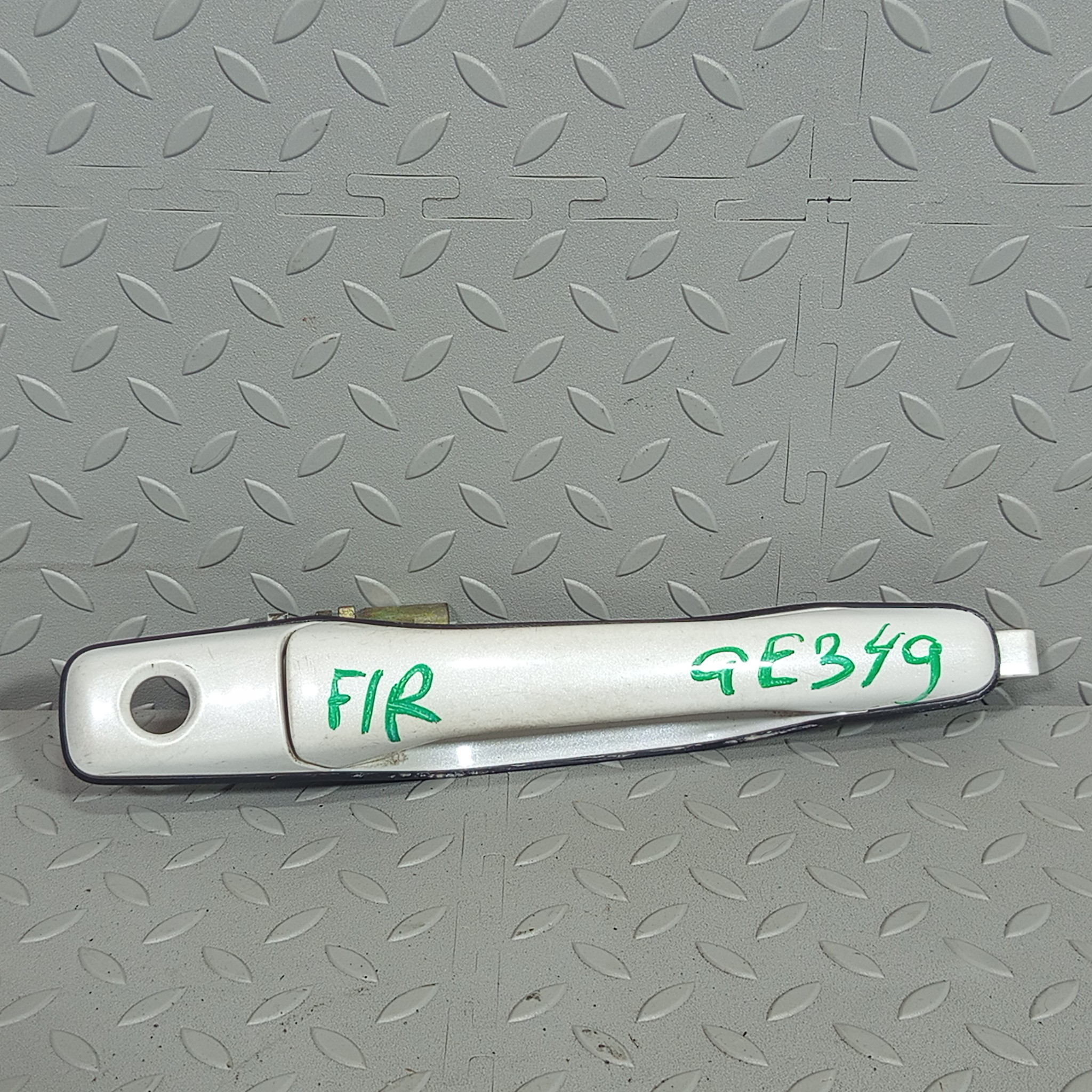 РУЧКА ДВЕРИ ВНЕШНЯЯ MITSUBISHI ПЕРЕДНЯЯ ПРАВАЯ MR970248  белый, W13 GE349