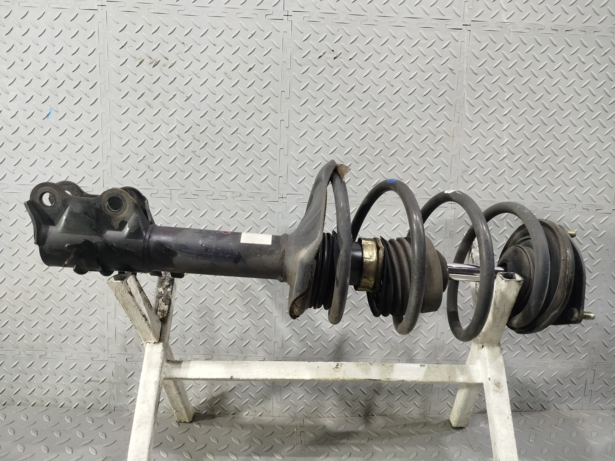 СТОЙКА ХОДОВКИ NISSAN MAZDA ПЕРЕДНЯЯ ЛЕВАЯ 54303WD226  GE346