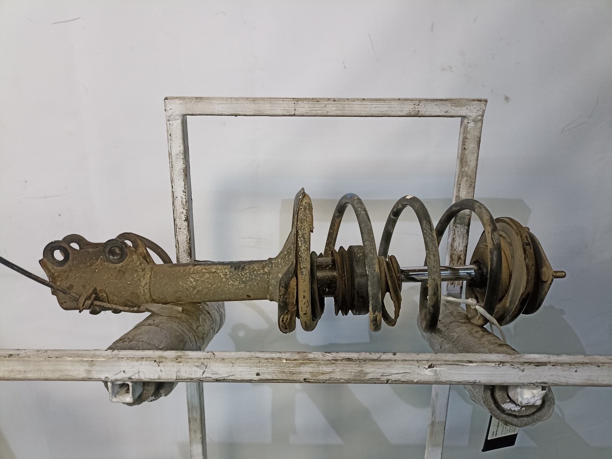 СТОЙКА ХОДОВКИ NISSAN MAZDA ПЕРЕДНЯЯ ЛЕВАЯ 54303WD226  KE832