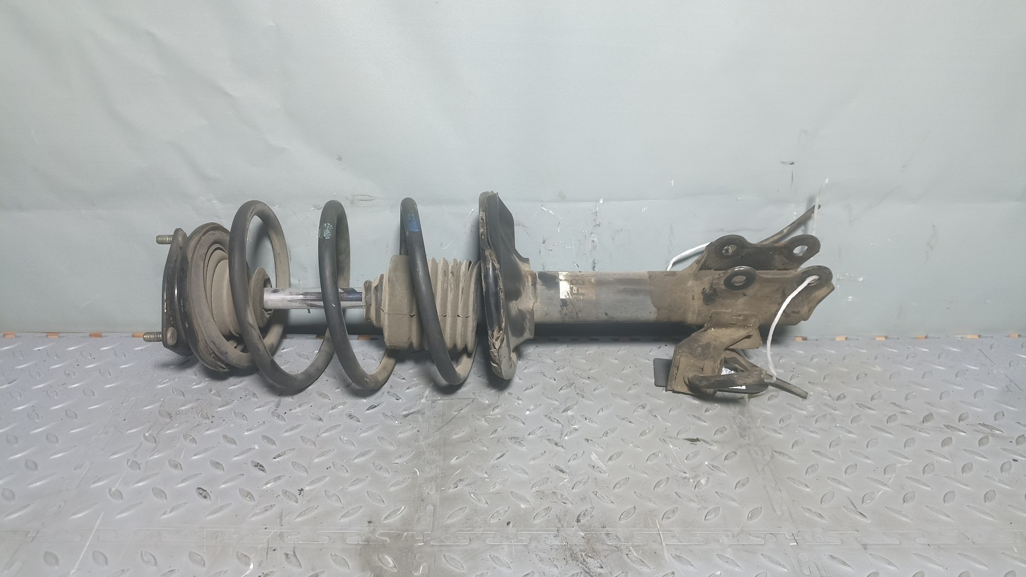 СТОЙКА ХОДОВКИ NISSAN MAZDA ПЕРЕДНЯЯ ЛЕВАЯ 54303WD226  F2227