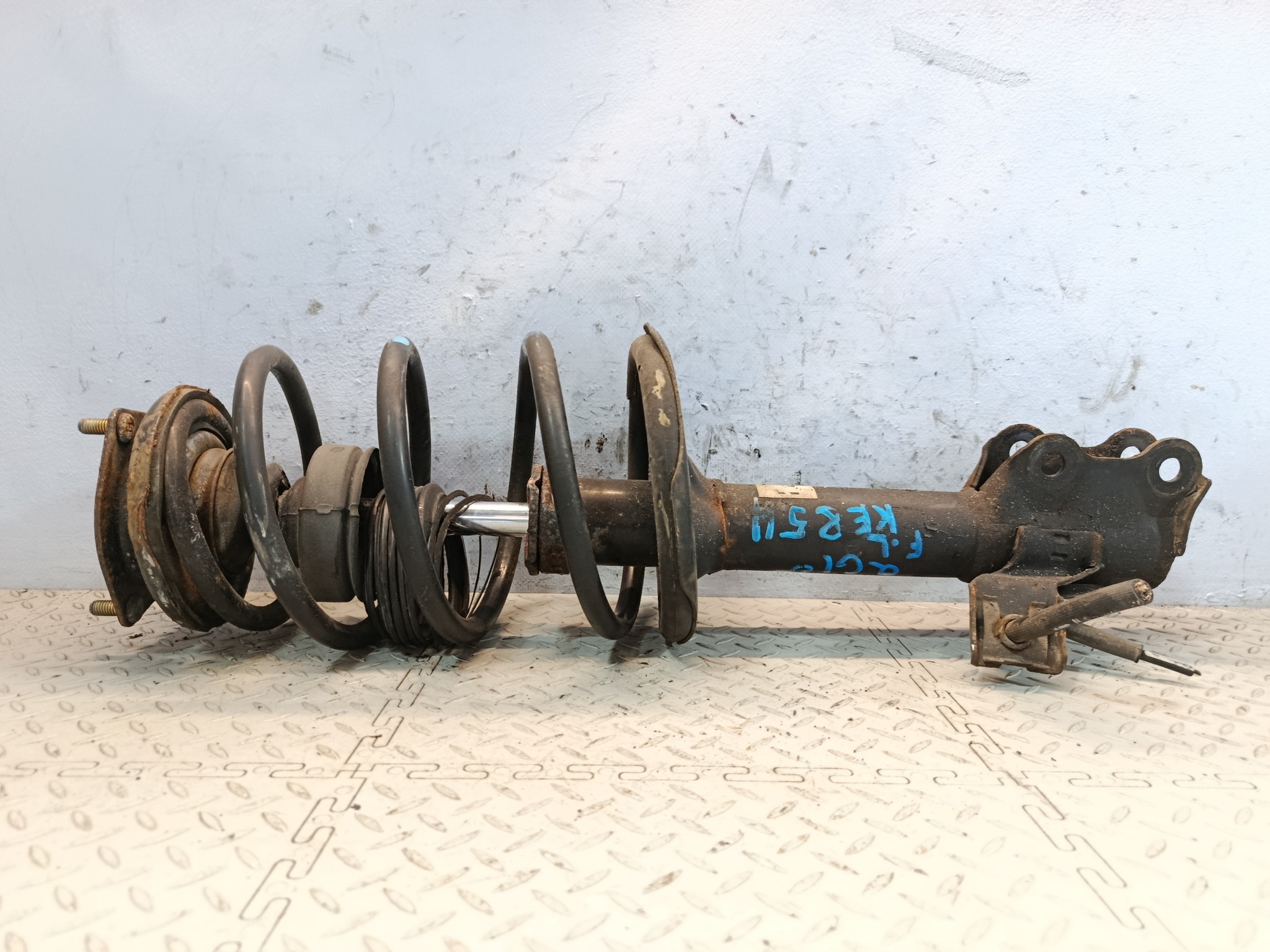 СТОЙКА ХОДОВКИ NISSAN MAZDA ПЕРЕДНЯЯ ЛЕВАЯ 54303WD226  KE854