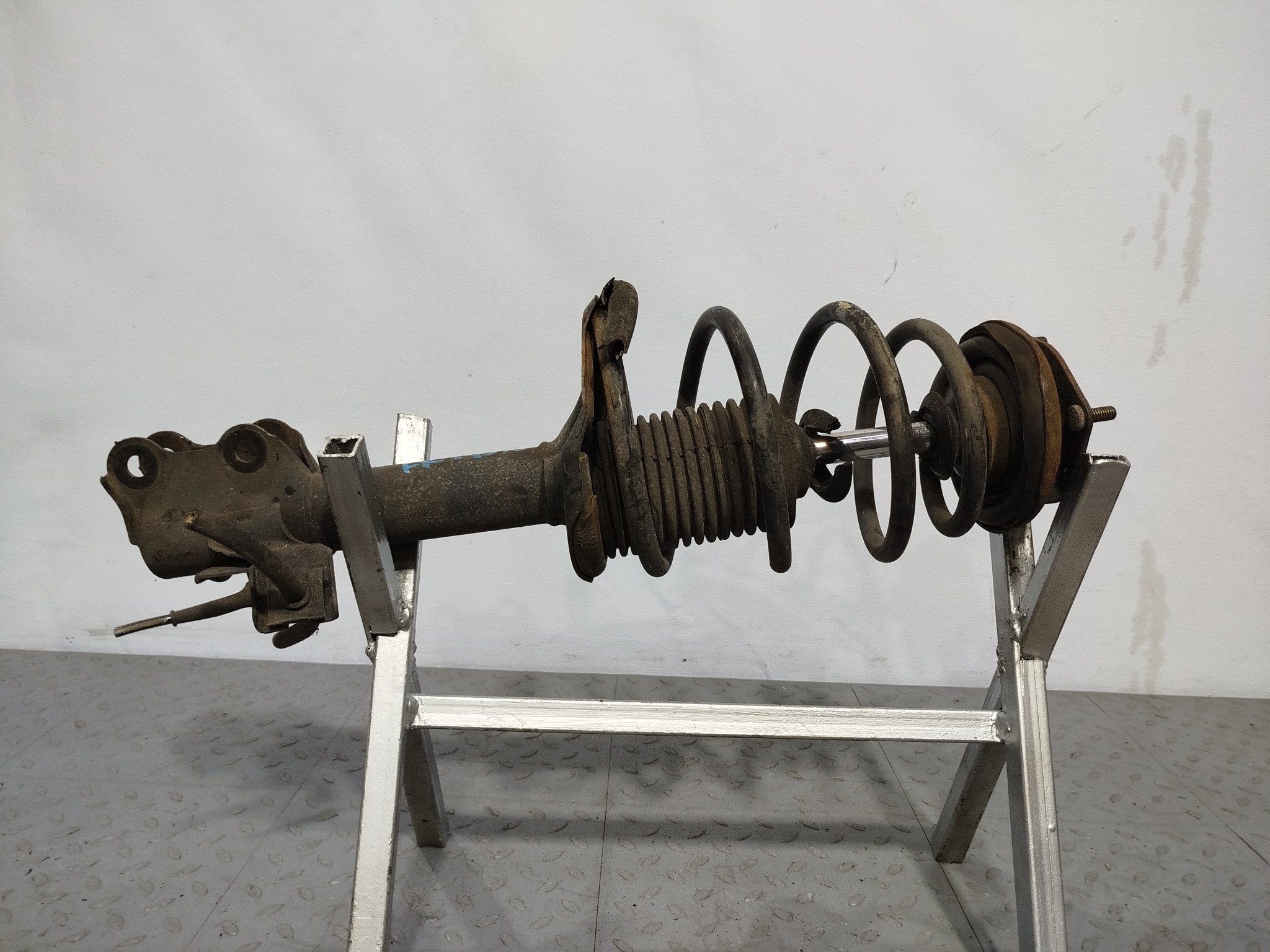 СТОЙКА ХОДОВКИ NISSAN MAZDA ПЕРЕДНЯЯ ПРАВАЯ 54302WD226  KE829