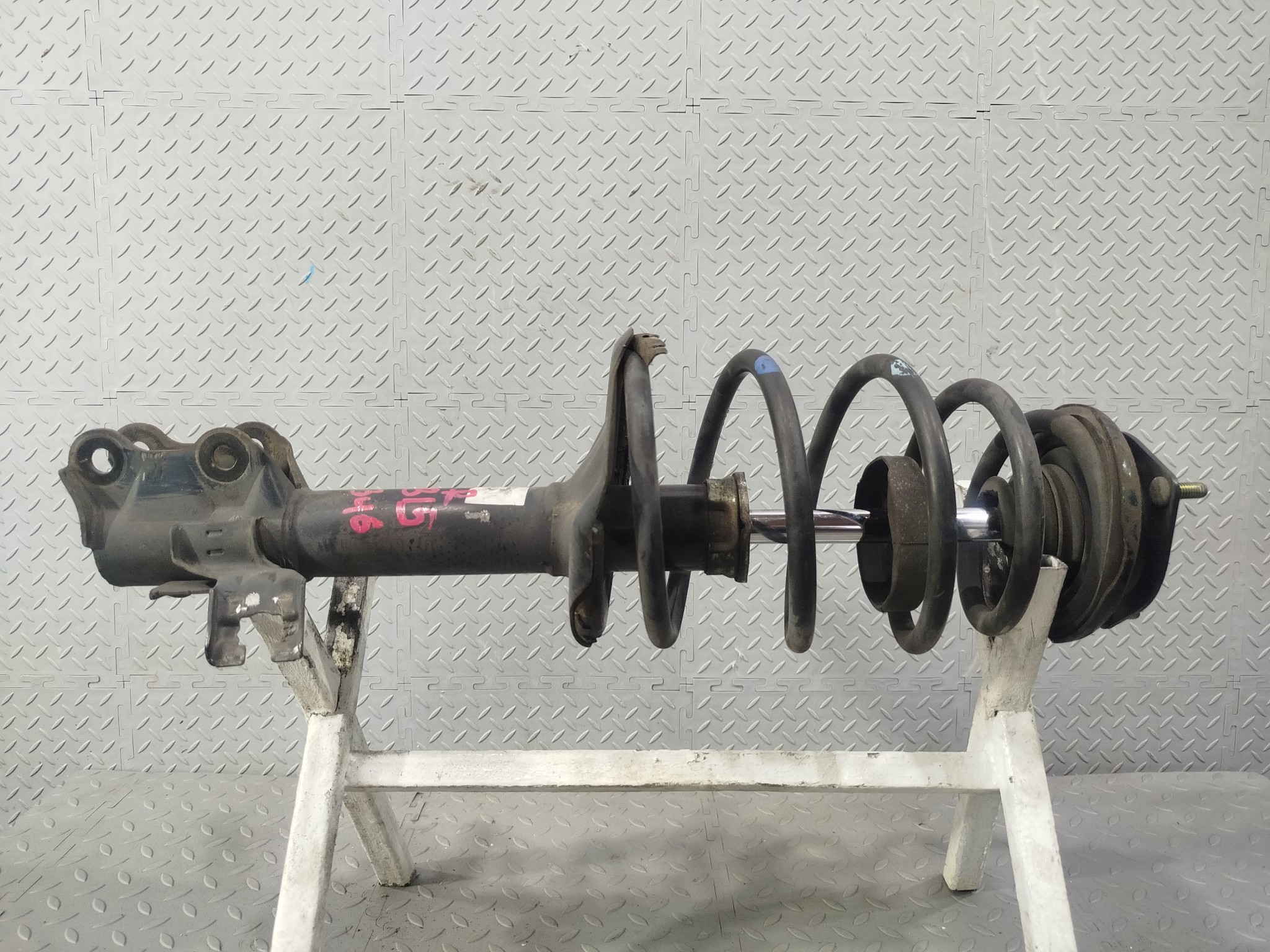 СТОЙКА ХОДОВКИ NISSAN MAZDA ПЕРЕДНЯЯ ПРАВАЯ 54302WD226  GE346