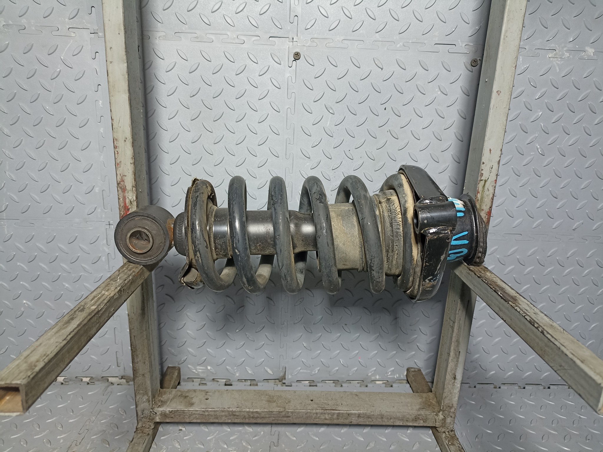 СТОЙКА ХОДОВКИ NISSAN MAZDA ЗАДНЯЯ ПРАВАЯ 56210WF126 VB877