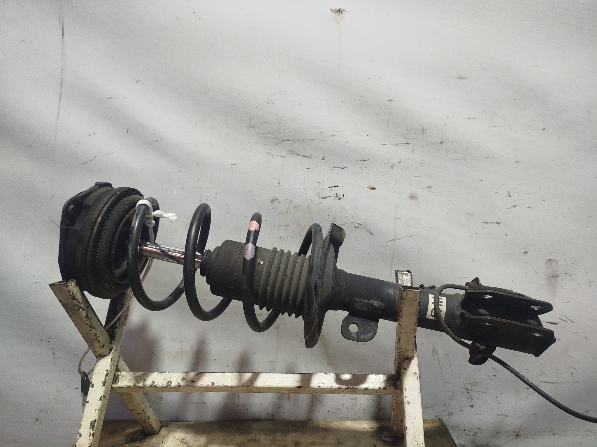 СТОЙКА ХОДОВКИ NISSAN ПЕРЕДНЯЯ ПРАВАЯ E43024V00A GA435