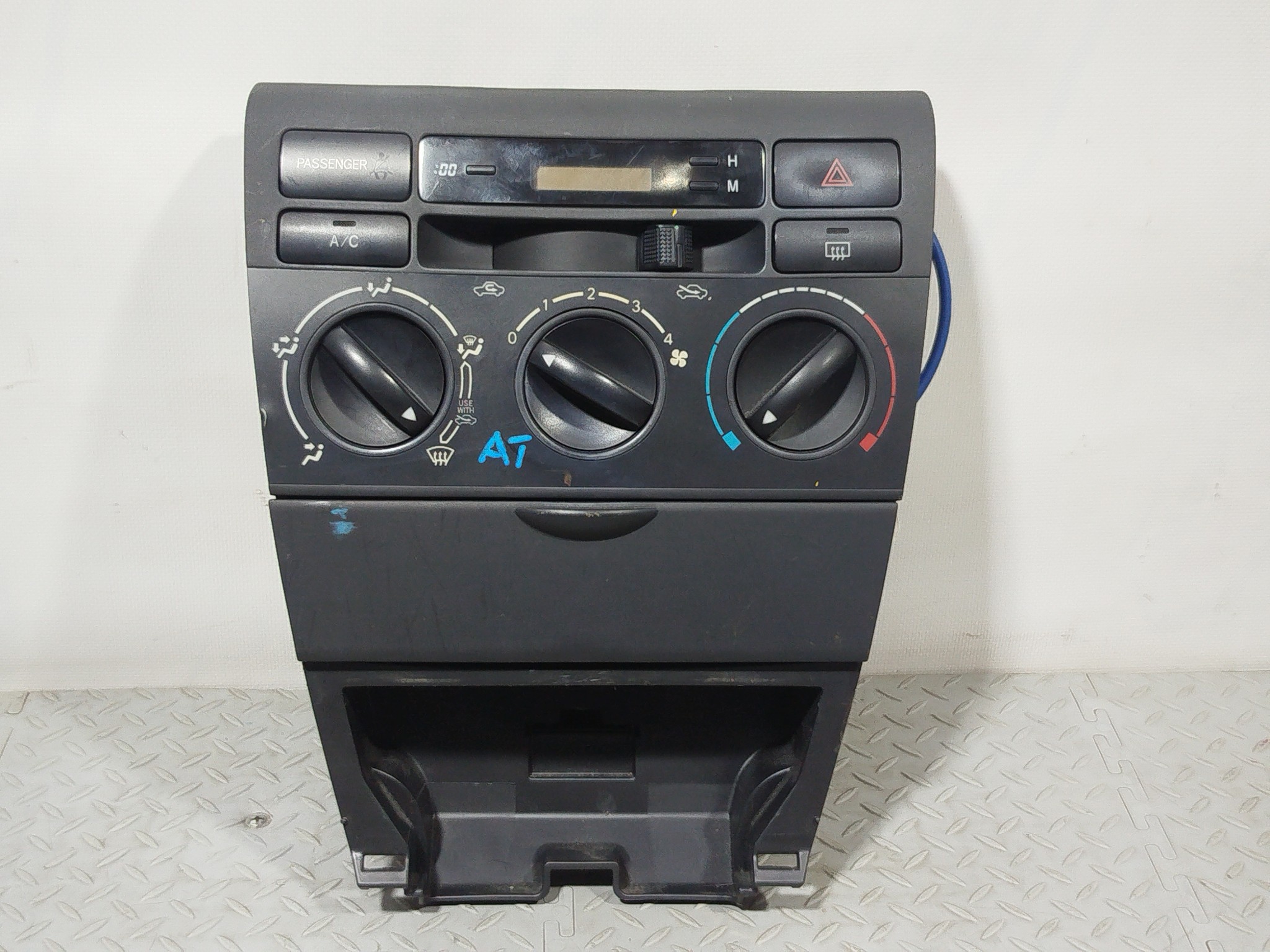 БЛОК КЛИМАТ-КОНТРОЛЯ TOYOTA 559001A030  XE354