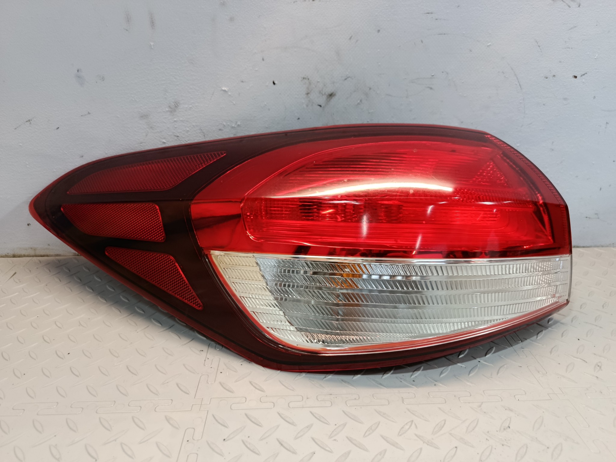 ФОНАРЬ KIA ЛЕВЫЙ 92401A7600 YE002