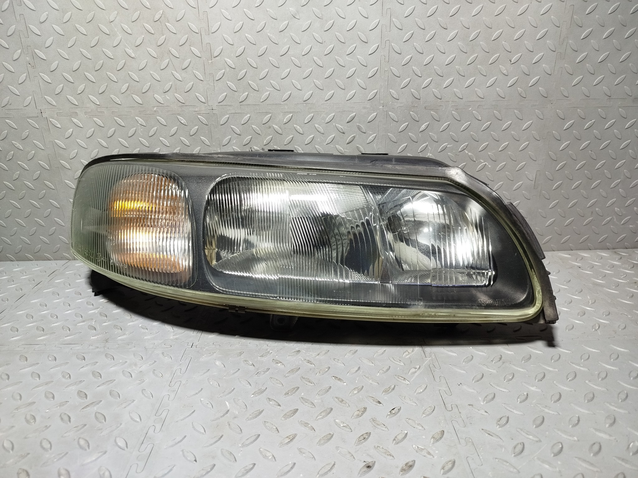 ФАРА VOLVO ПРАВАЯ 8662940 XA7524